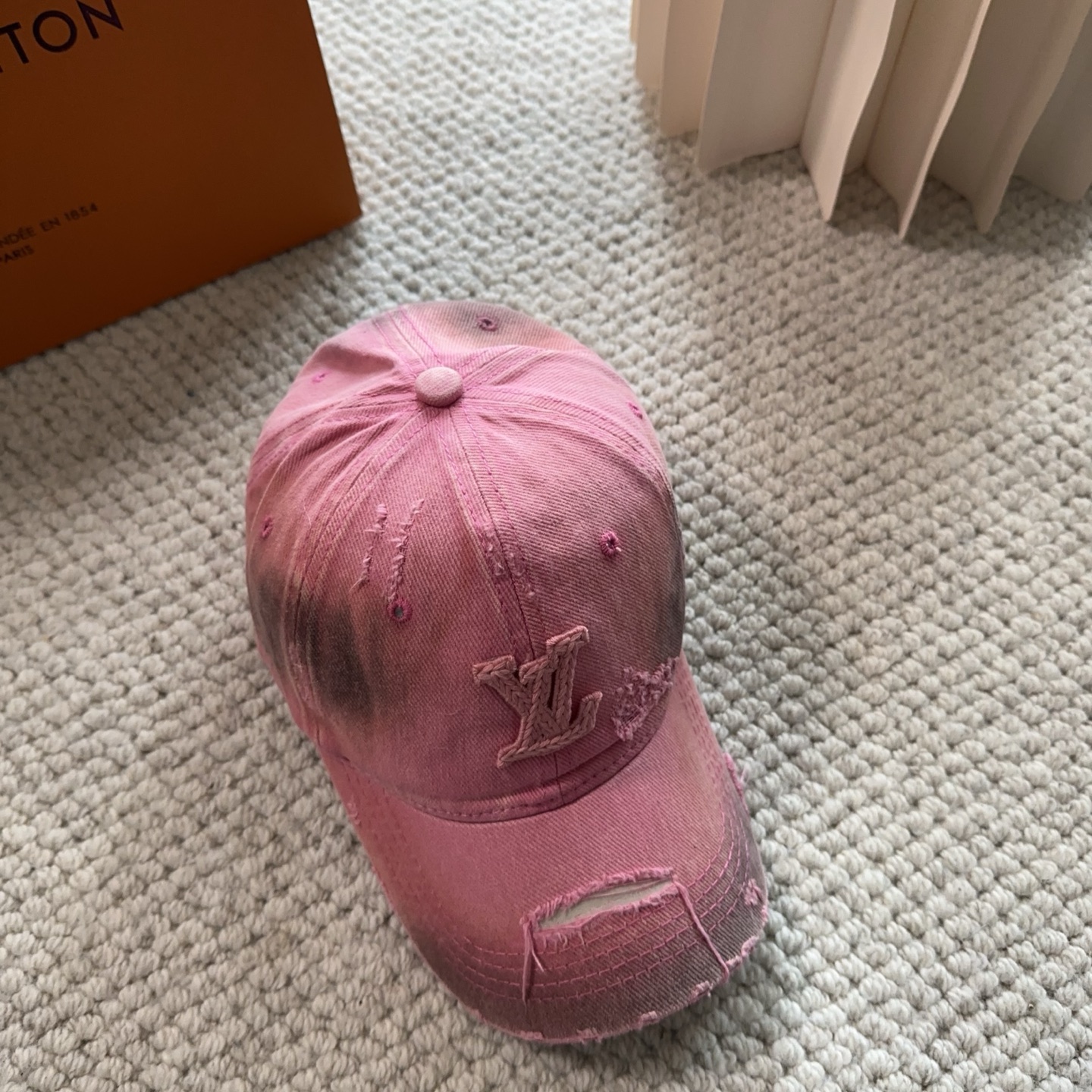 路易威登棒球帽LouisVuitton👒😍新款LV棒球帽，重工打造♥完美刺绣，高端大气，百搭款🤗男女通用！