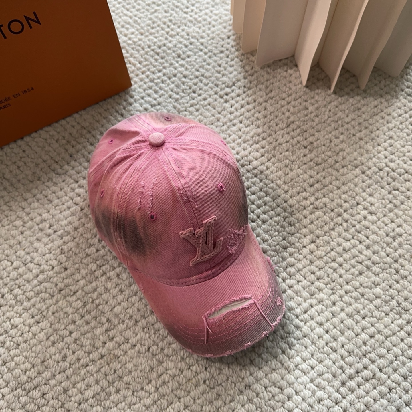 路易威登棒球帽LouisVuitton👒😍新款LV棒球帽，重工打造♥完美刺绣，高端大气，百搭款🤗男女通用！