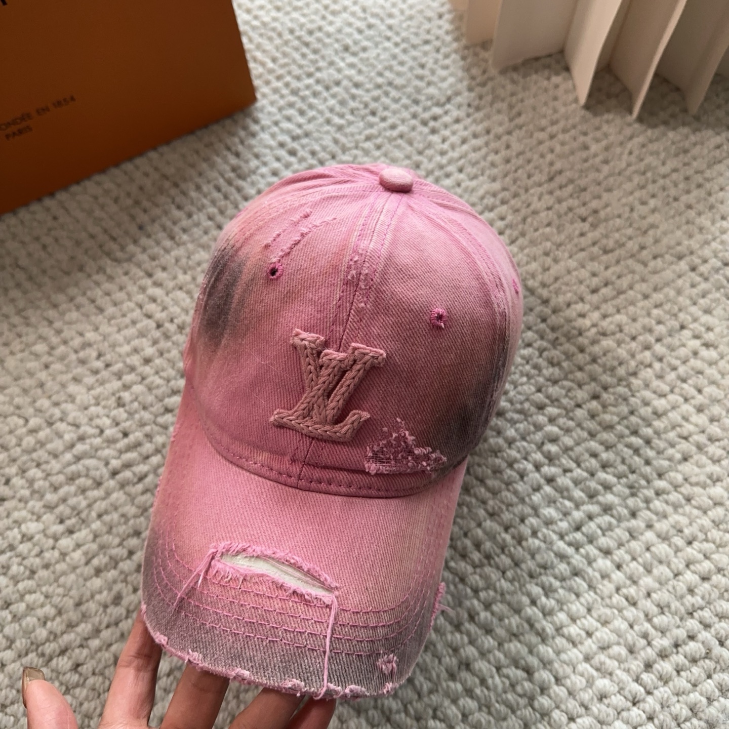 路易威登棒球帽LouisVuitton👒😍新款LV棒球帽，重工打造♥完美刺绣，高端大气，百搭款🤗男女通用！