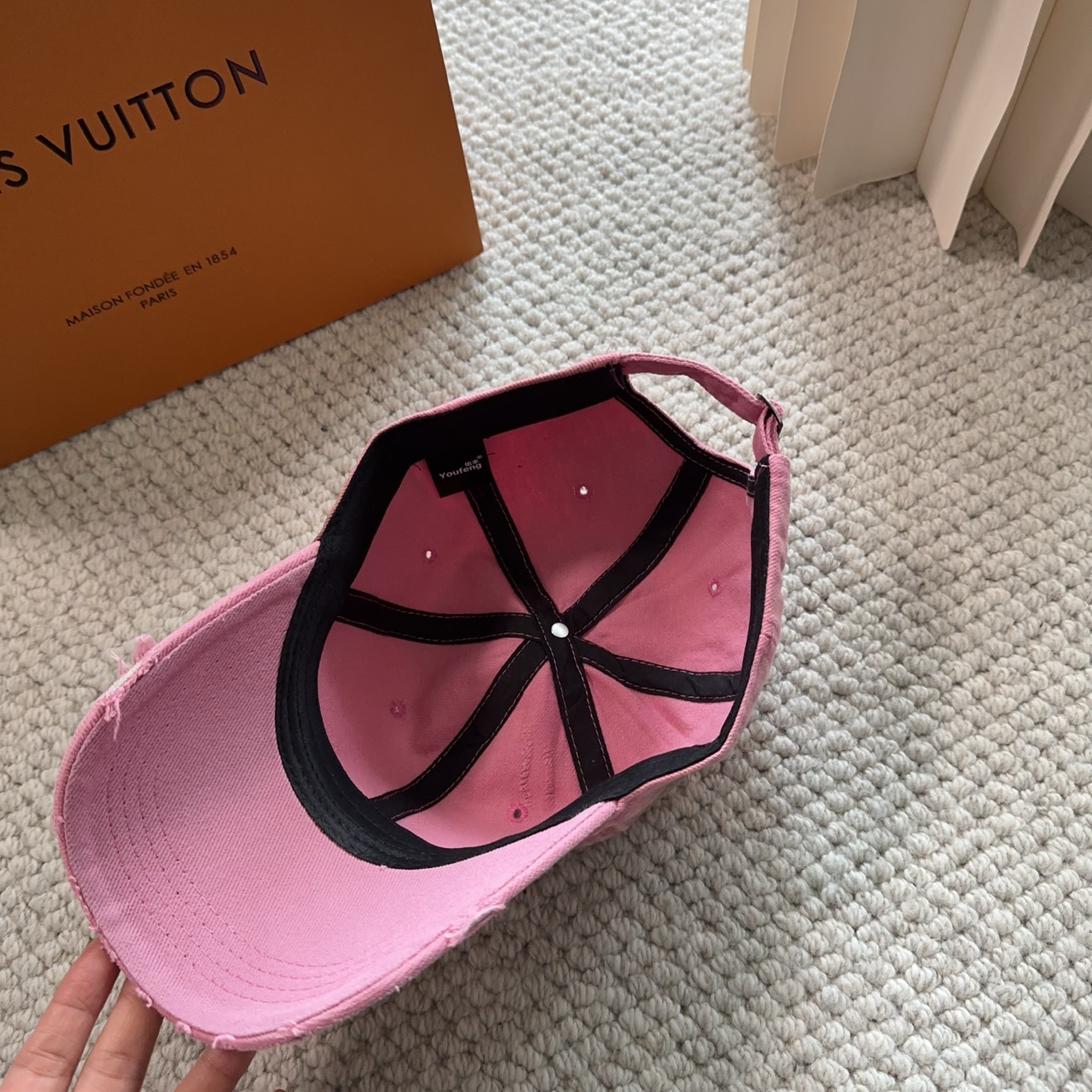 路易威登棒球帽LouisVuitton👒😍新款LV棒球帽，重工打造♥完美刺绣，高端大气，百搭款🤗男女通用！