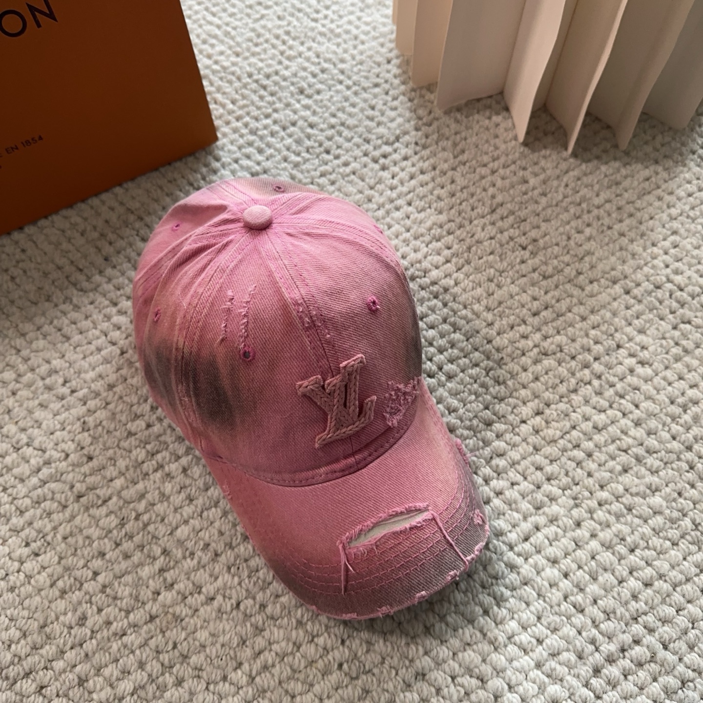 路易威登棒球帽LouisVuitton👒😍新款LV棒球帽，重工打造♥完美刺绣，高端大气，百搭款🤗男女通用！