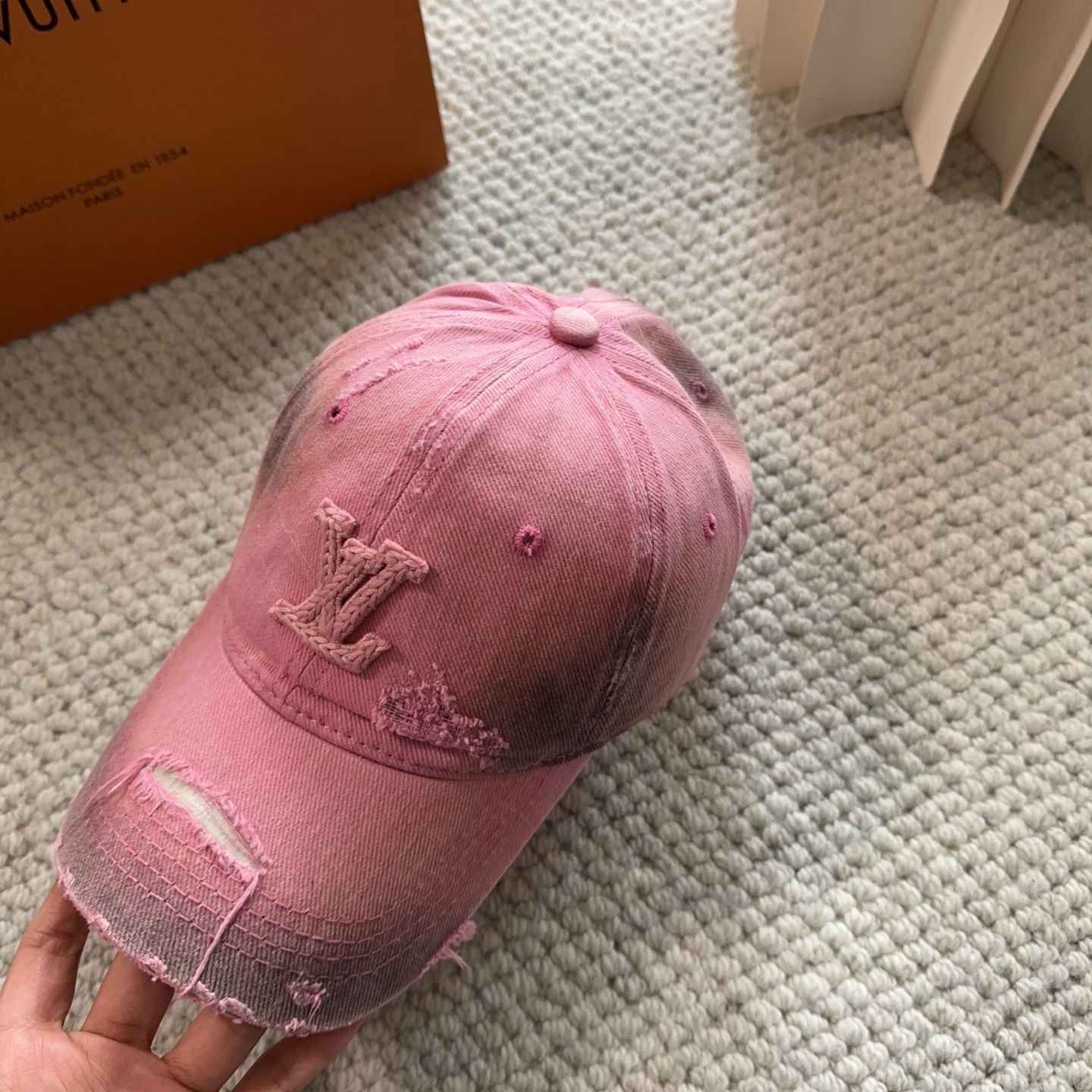 路易威登棒球帽LouisVuitton👒😍新款LV棒球帽，重工打造♥完美刺绣，高端大气，百搭款🤗男女通用！