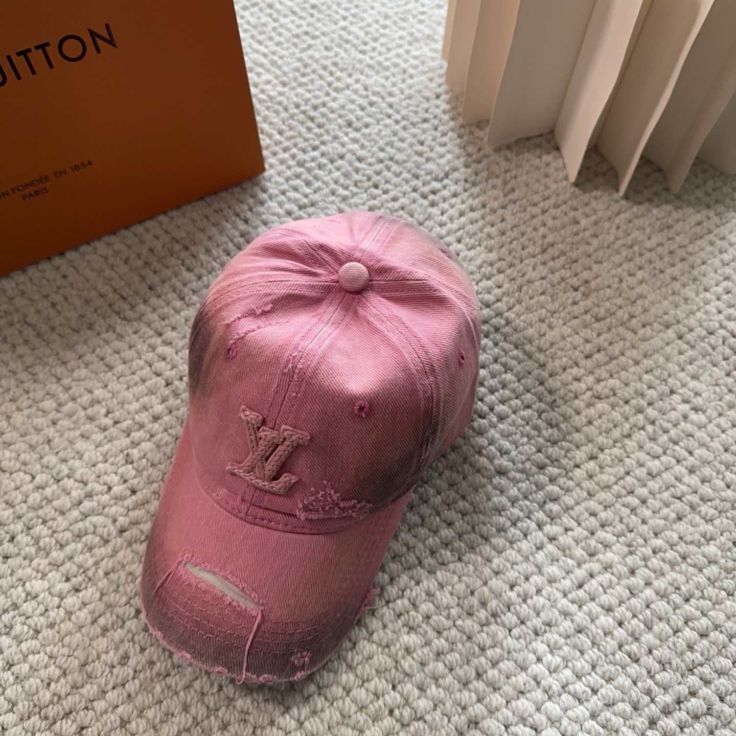 路易威登棒球帽LouisVuitton👒😍新款LV棒球帽，重工打造♥完美刺绣，高端大气，百搭款🤗男女通用！