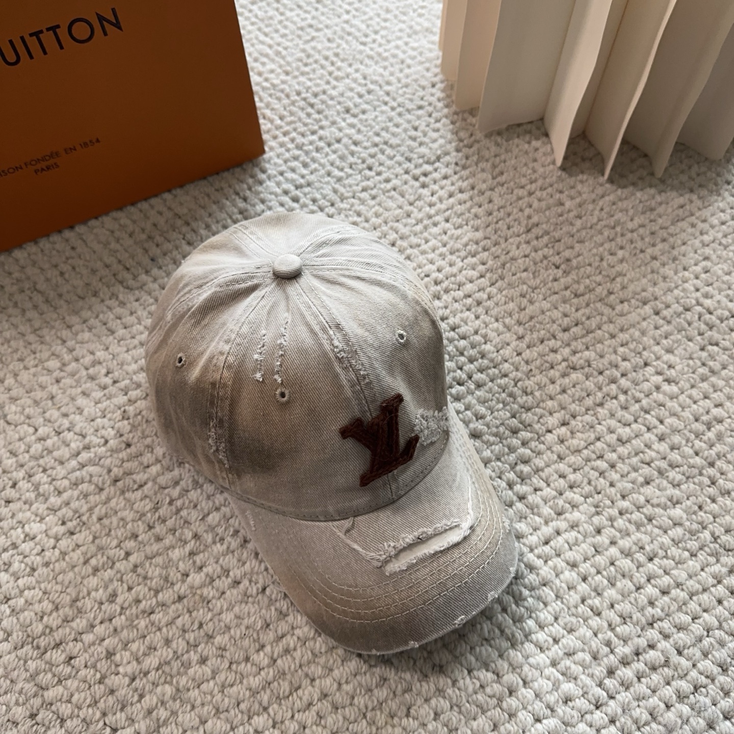 路易威登棒球帽LouisVuitton👒😍新款LV棒球帽，重工打造♥完美刺绣，高端大气，百搭款🤗男女通用！