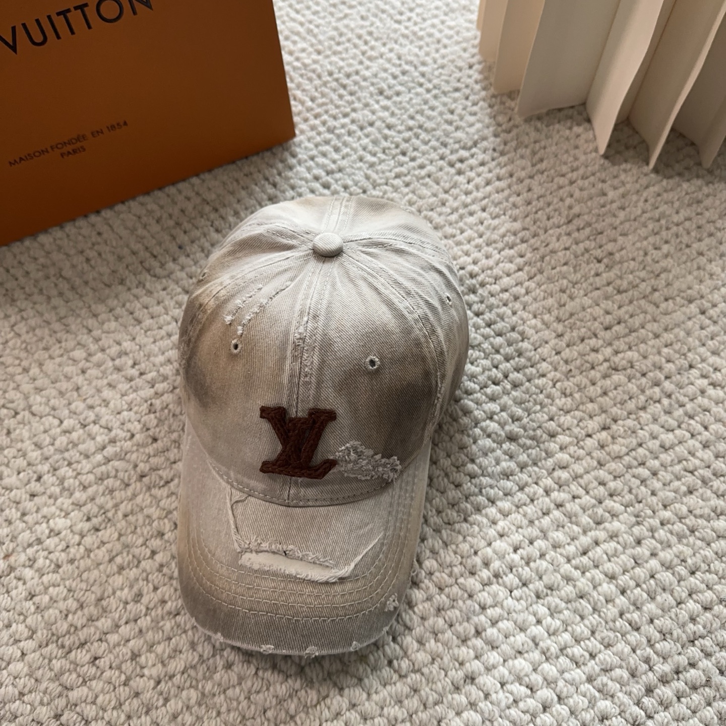 路易威登棒球帽LouisVuitton👒😍新款LV棒球帽，重工打造♥完美刺绣，高端大气，百搭款🤗男女通用！