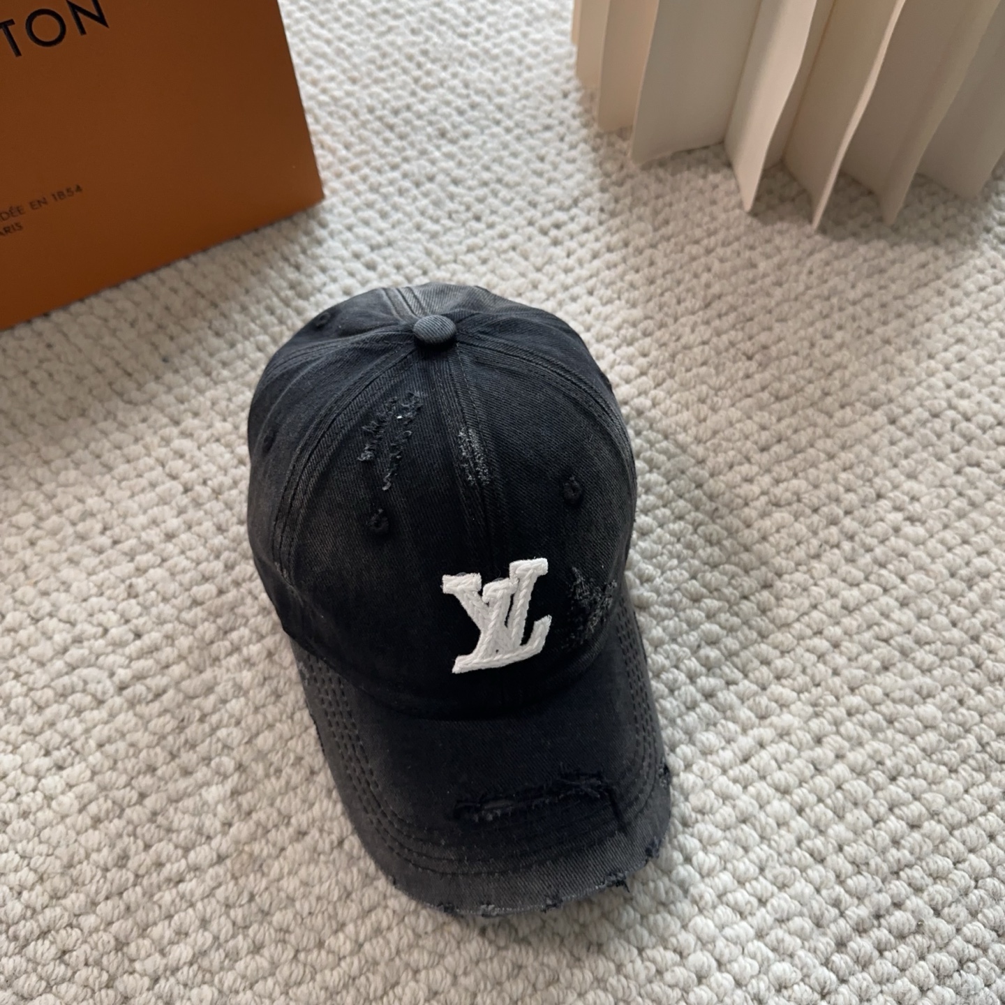 路易威登棒球帽LouisVuitton👒😍新款LV棒球帽，重工打造♥完美刺绣，高端大气，百搭款🤗男女通用！