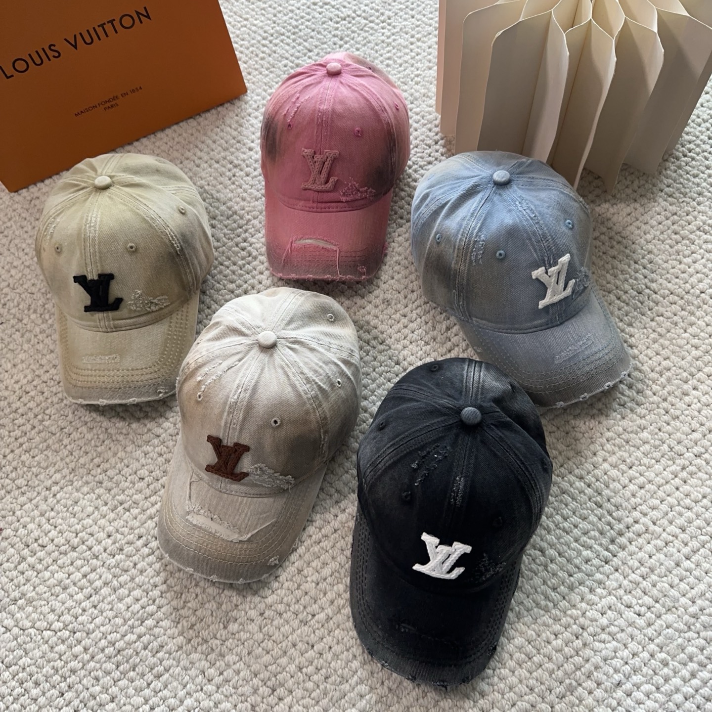 路易威登棒球帽LouisVuitton👒😍新款LV棒球帽，重工打造♥完美刺绣，高端大气，百搭款🤗男女通用！