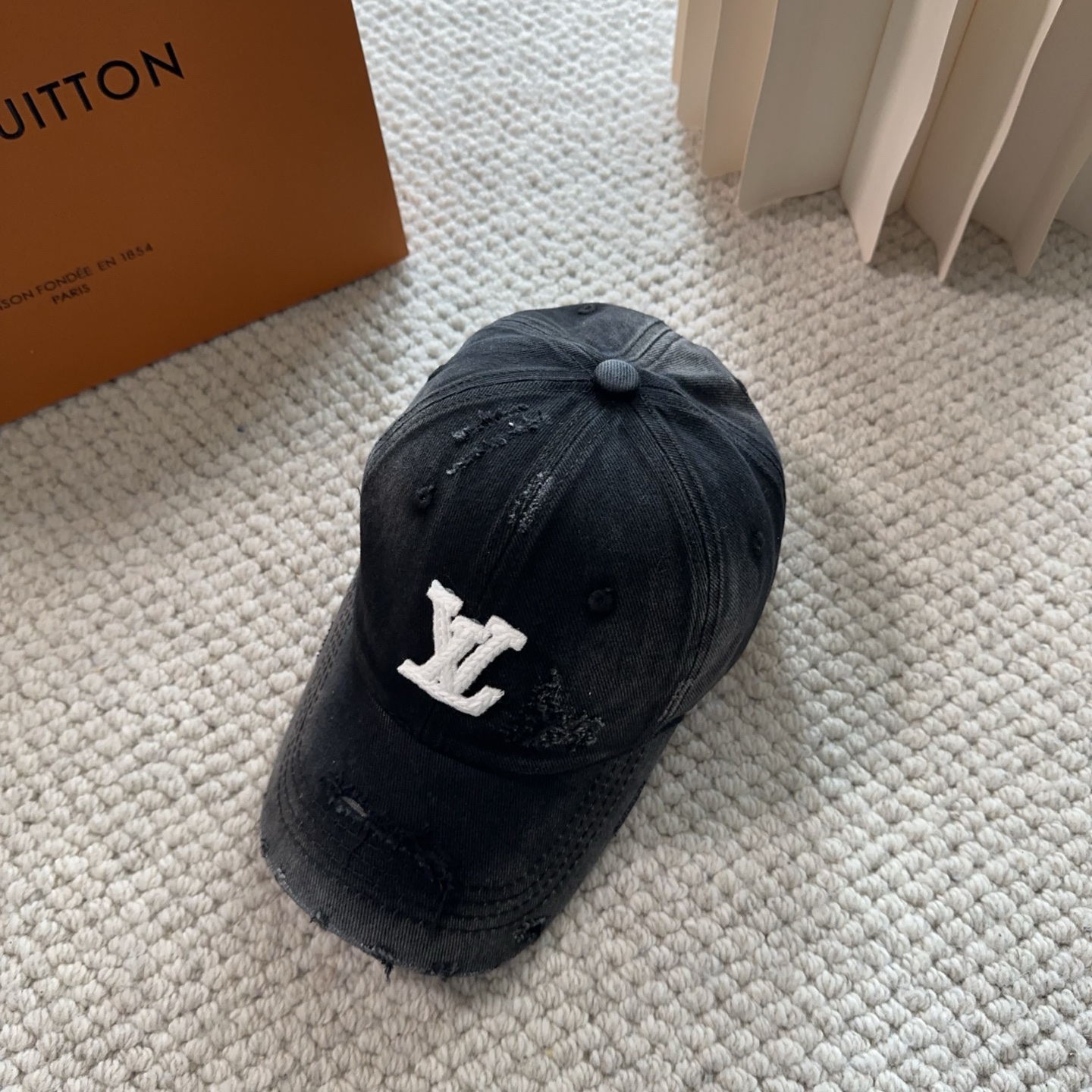 路易威登棒球帽LouisVuitton👒😍新款LV棒球帽，重工打造♥完美刺绣，高端大气，百搭款🤗男女通用！