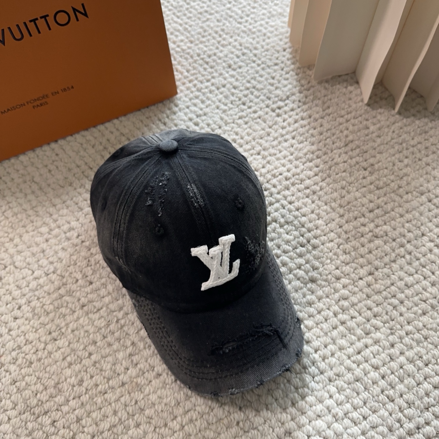路易威登棒球帽LouisVuitton👒😍新款LV棒球帽，重工打造♥完美刺绣，高端大气，百搭款🤗男女通用！