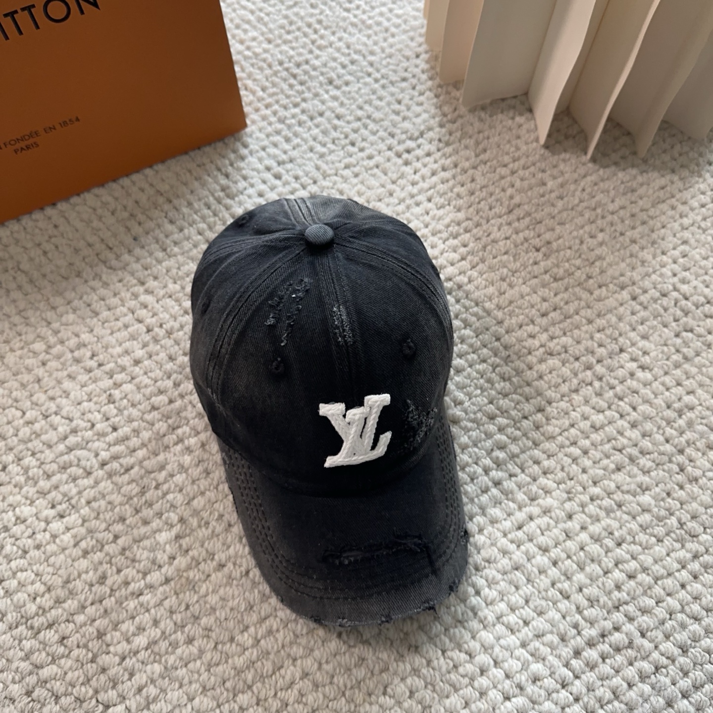 路易威登棒球帽LouisVuitton👒😍新款LV棒球帽，重工打造♥完美刺绣，高端大气，百搭款🤗男女通用！