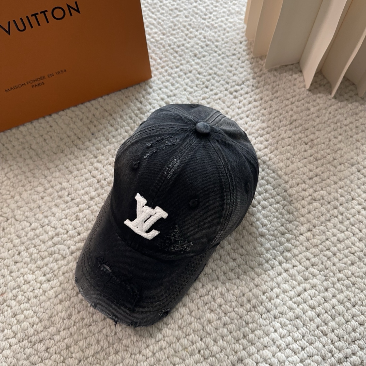 路易威登棒球帽LouisVuitton👒😍新款LV棒球帽，重工打造♥完美刺绣，高端大气，百搭款🤗男女通用！