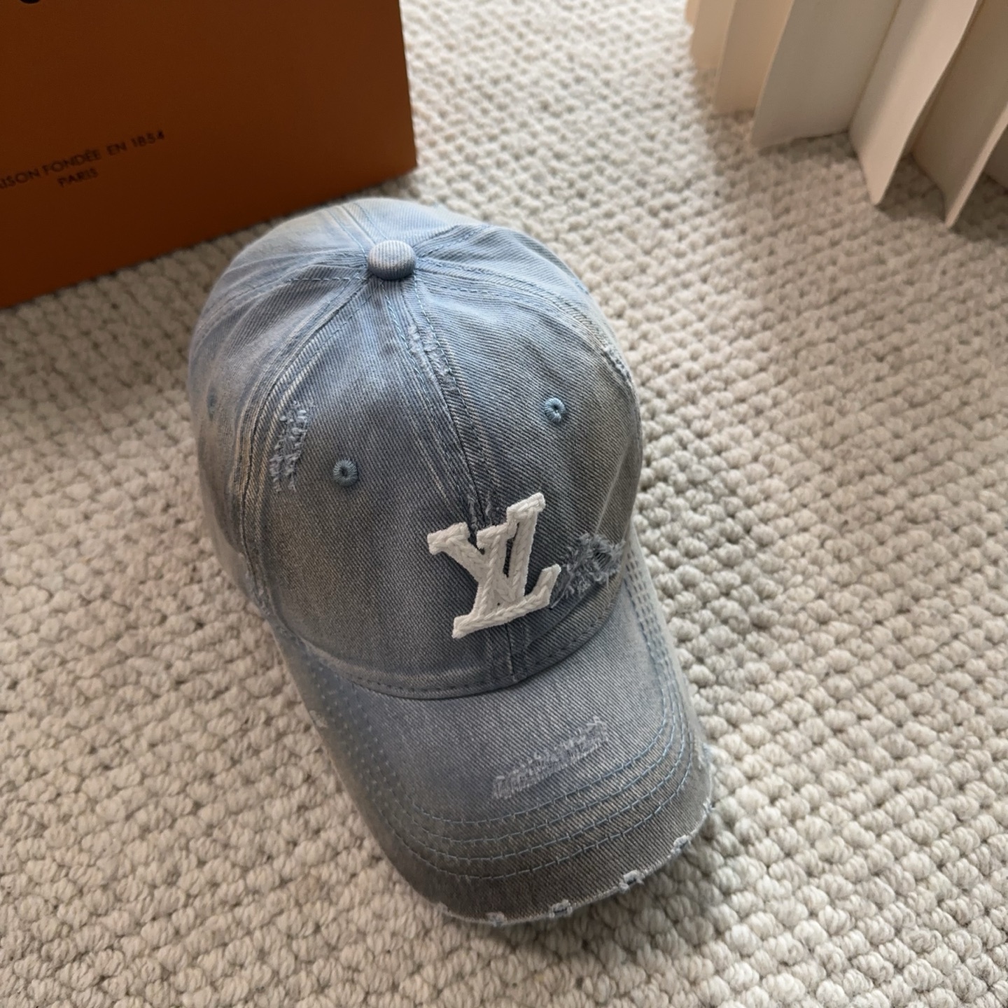 路易威登棒球帽LouisVuitton👒😍新款LV棒球帽，重工打造♥完美刺绣，高端大气，百搭款🤗男女通用！