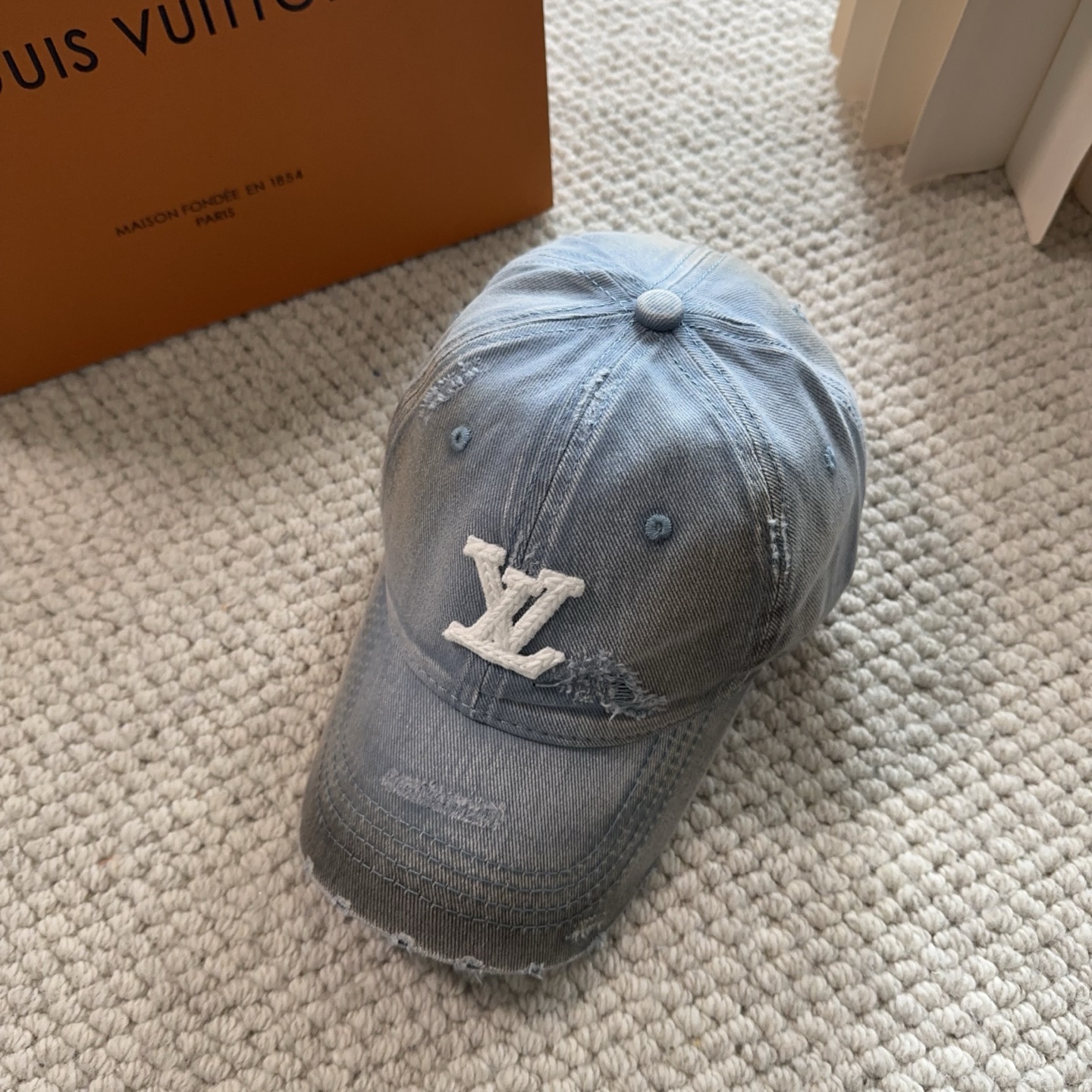 路易威登棒球帽LouisVuitton👒😍新款LV棒球帽，重工打造♥完美刺绣，高端大气，百搭款🤗男女通用！
