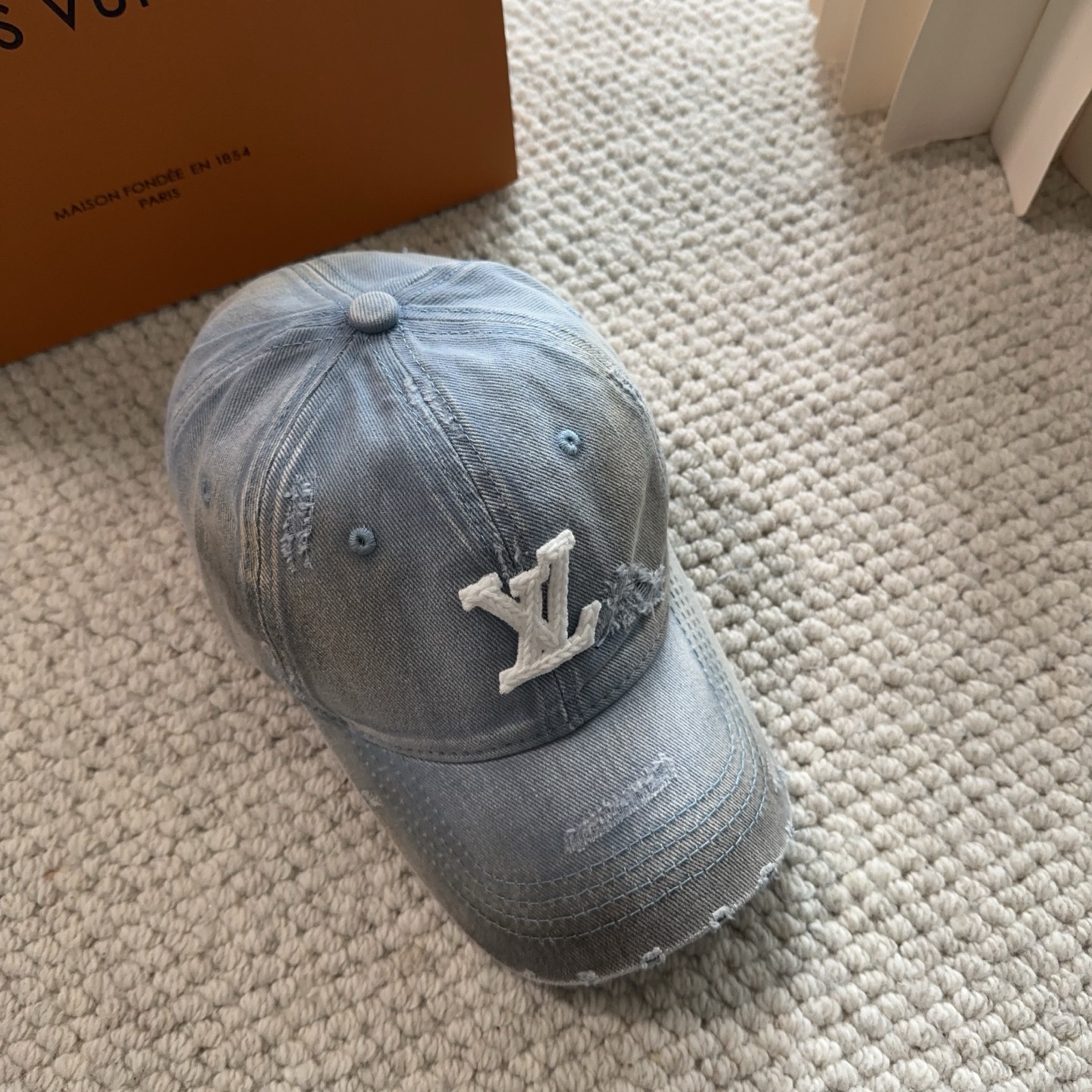路易威登棒球帽LouisVuitton👒😍新款LV棒球帽，重工打造♥完美刺绣，高端大气，百搭款🤗男女通用！