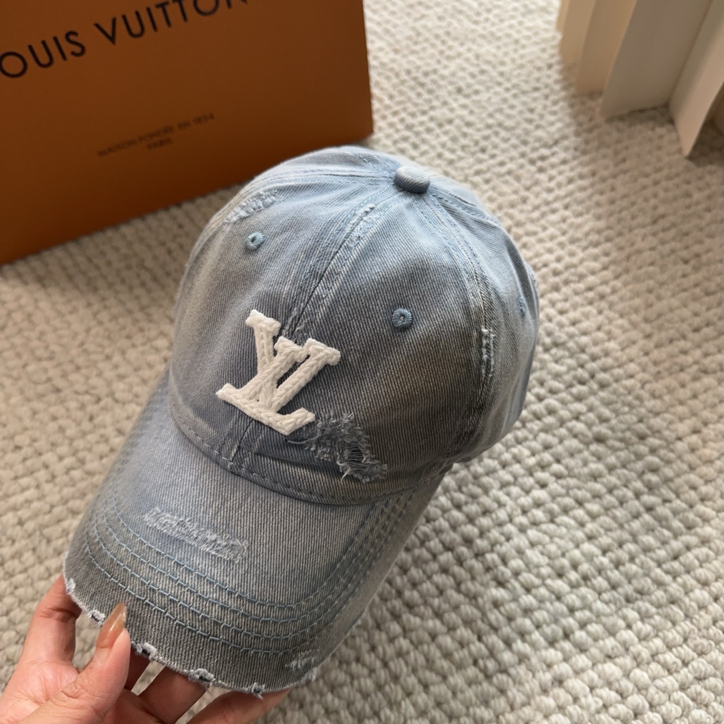 路易威登棒球帽LouisVuitton👒😍新款LV棒球帽，重工打造♥完美刺绣，高端大气，百搭款🤗男女通用！
