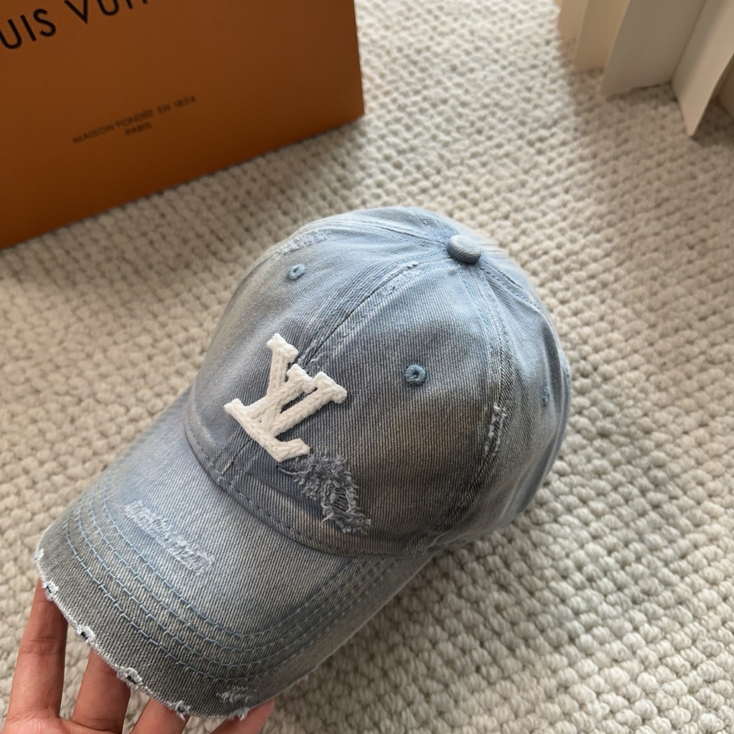 路易威登棒球帽LouisVuitton👒😍新款LV棒球帽，重工打造♥完美刺绣，高端大气，百搭款🤗男女通用！