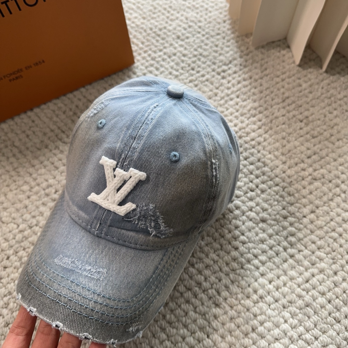 路易威登棒球帽LouisVuitton👒😍新款LV棒球帽，重工打造♥完美刺绣，高端大气，百搭款🤗男女通用！