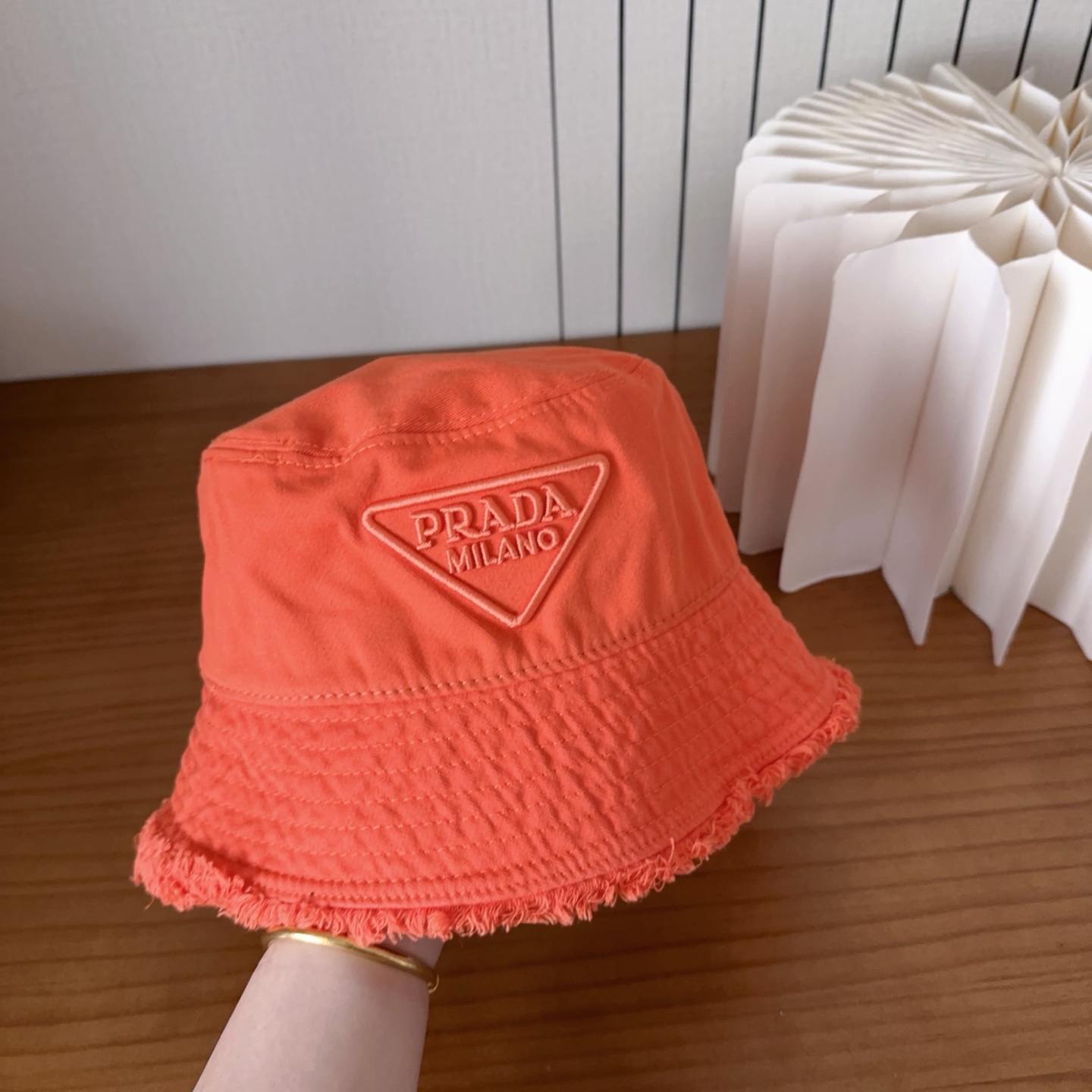 普拉达字母渔夫帽设计感超强，让人耳目一新头型非常好，可以修饰各种头型，实力百搭款