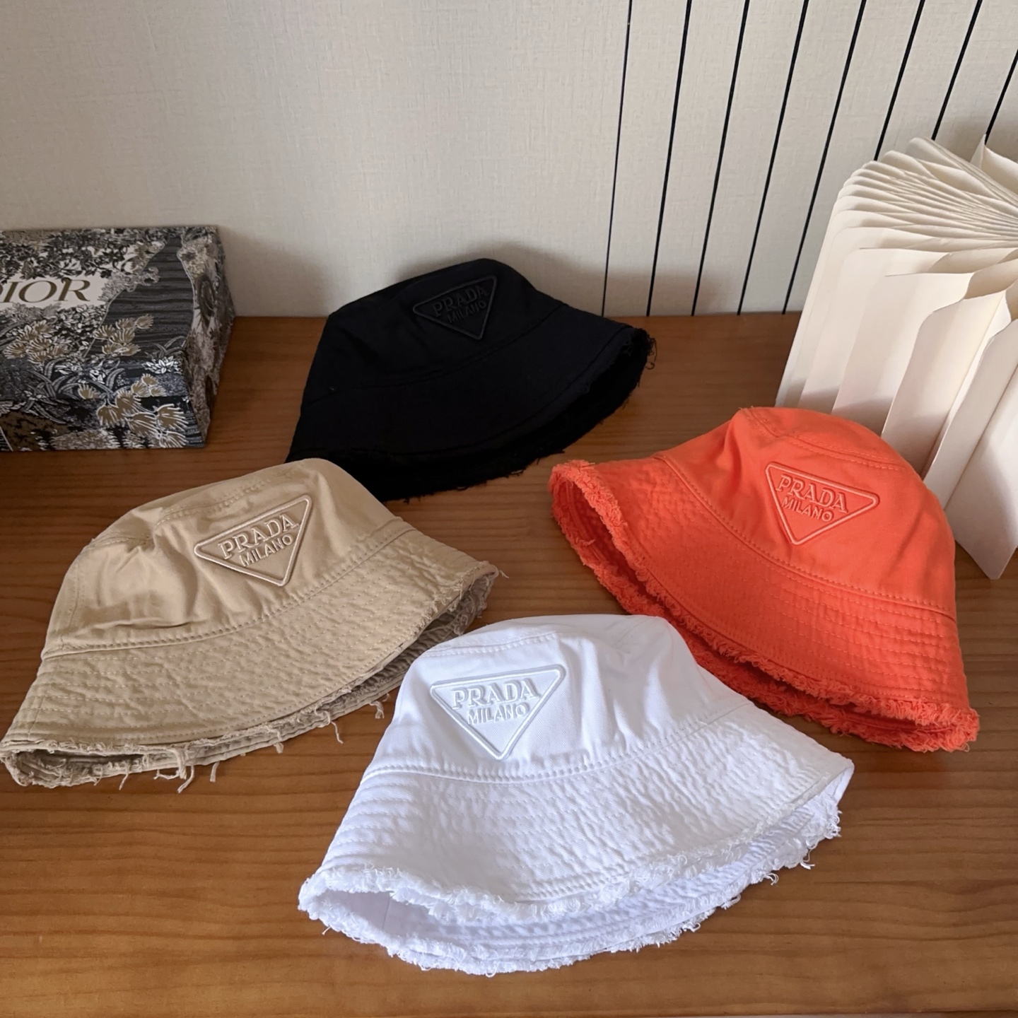 普拉达字母渔夫帽设计感超强，让人耳目一新头型非常好，可以修饰各种头型，实力百搭款