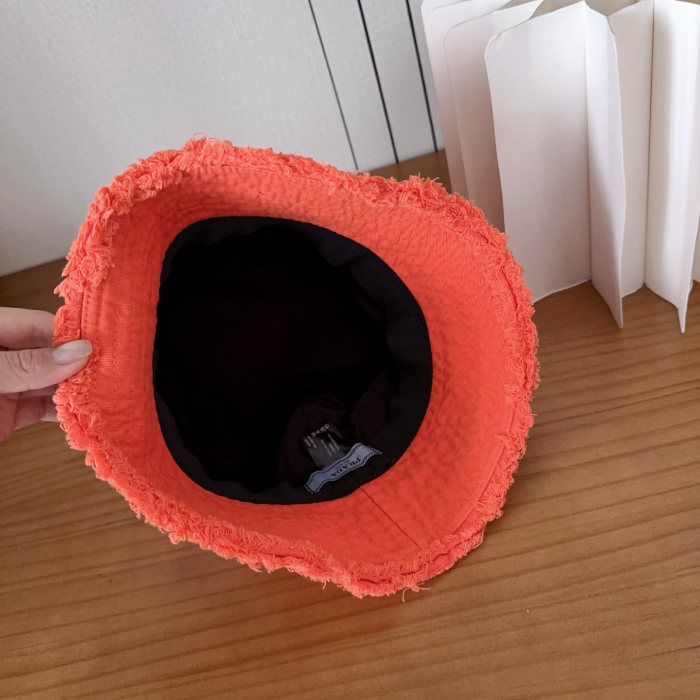 普拉达字母渔夫帽设计感超强，让人耳目一新头型非常好，可以修饰各种头型，实力百搭款