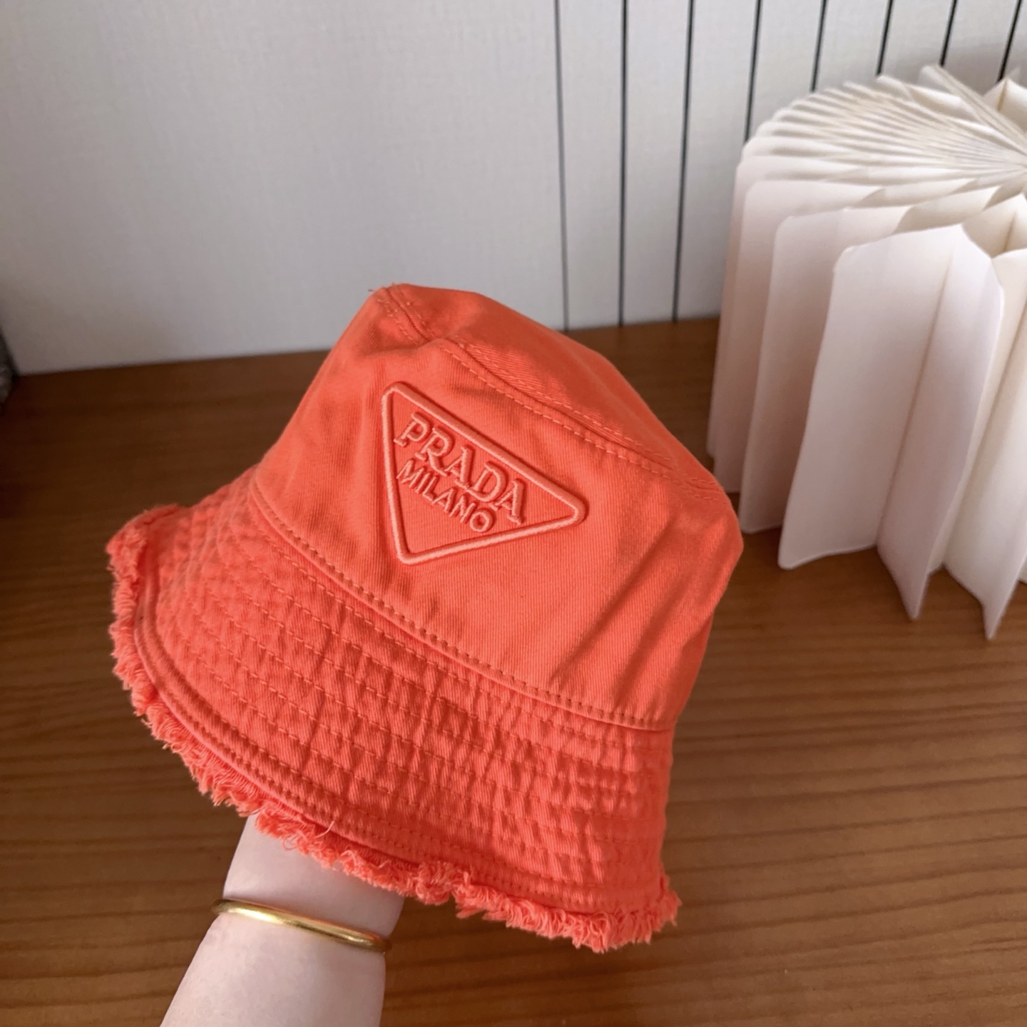 普拉达字母渔夫帽设计感超强，让人耳目一新头型非常好，可以修饰各种头型，实力百搭款