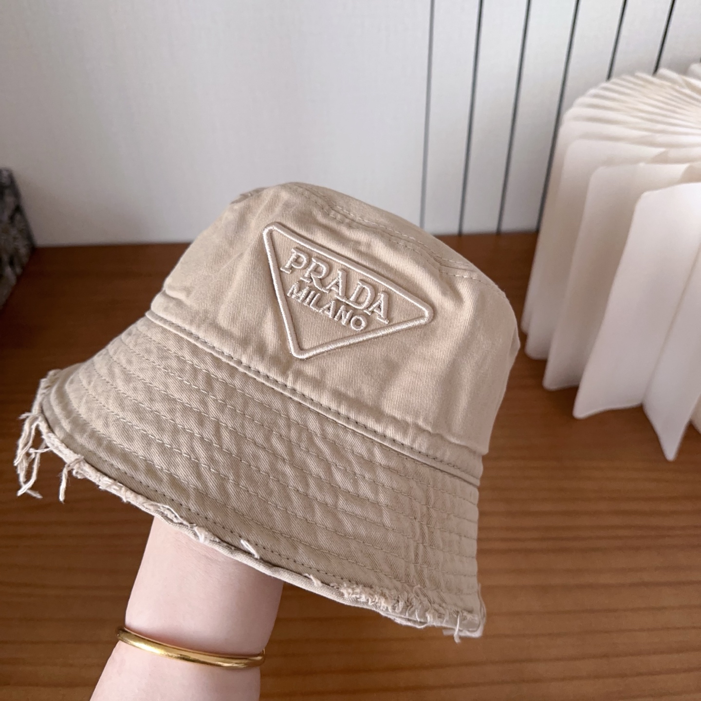 普拉达字母渔夫帽设计感超强，让人耳目一新头型非常好，可以修饰各种头型，实力百搭款