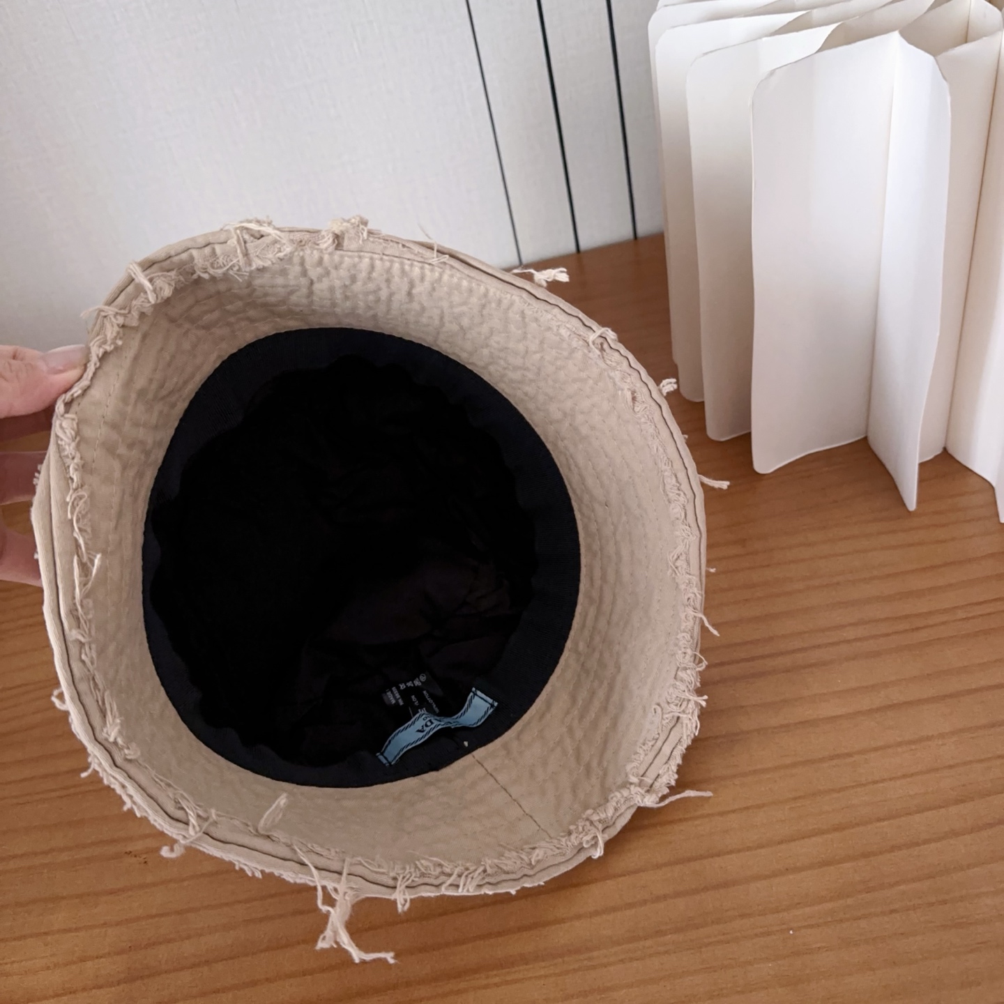 普拉达字母渔夫帽设计感超强，让人耳目一新头型非常好，可以修饰各种头型，实力百搭款