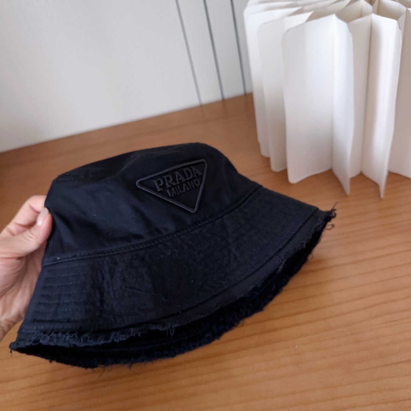 普拉达字母渔夫帽设计感超强，让人耳目一新头型非常好，可以修饰各种头型，实力百搭款