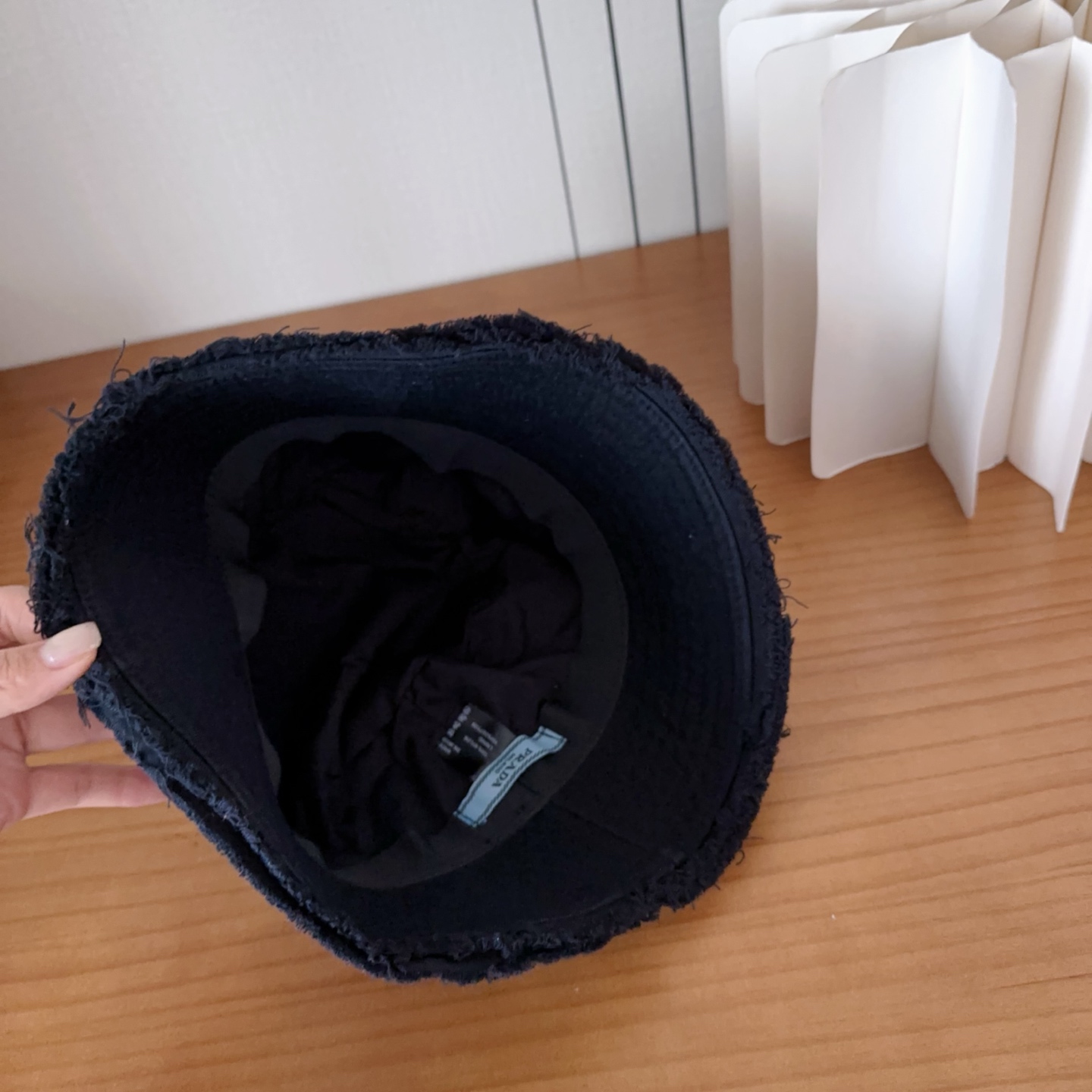 普拉达字母渔夫帽设计感超强，让人耳目一新头型非常好，可以修饰各种头型，实力百搭款