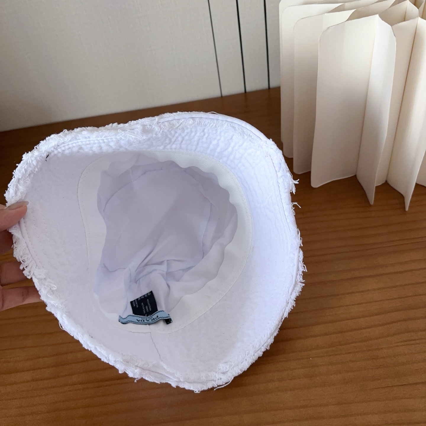 普拉达字母渔夫帽设计感超强，让人耳目一新头型非常好，可以修饰各种头型，实力百搭款