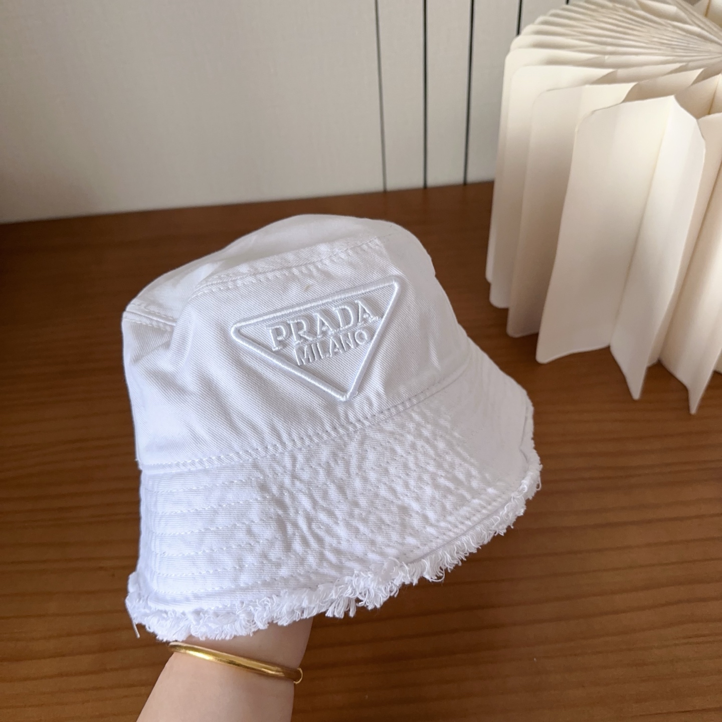 普拉达字母渔夫帽设计感超强，让人耳目一新头型非常好，可以修饰各种头型，实力百搭款