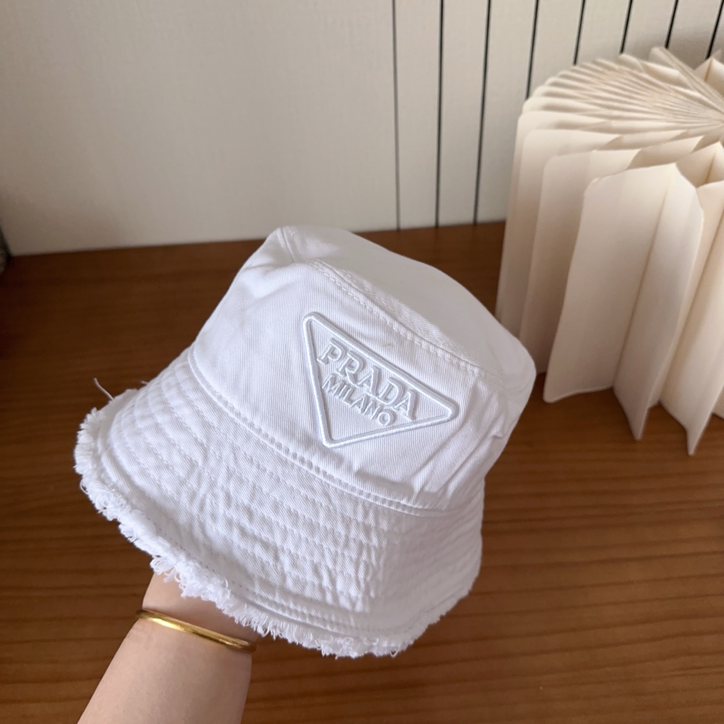 普拉达字母渔夫帽设计感超强，让人耳目一新头型非常好，可以修饰各种头型，实力百搭款