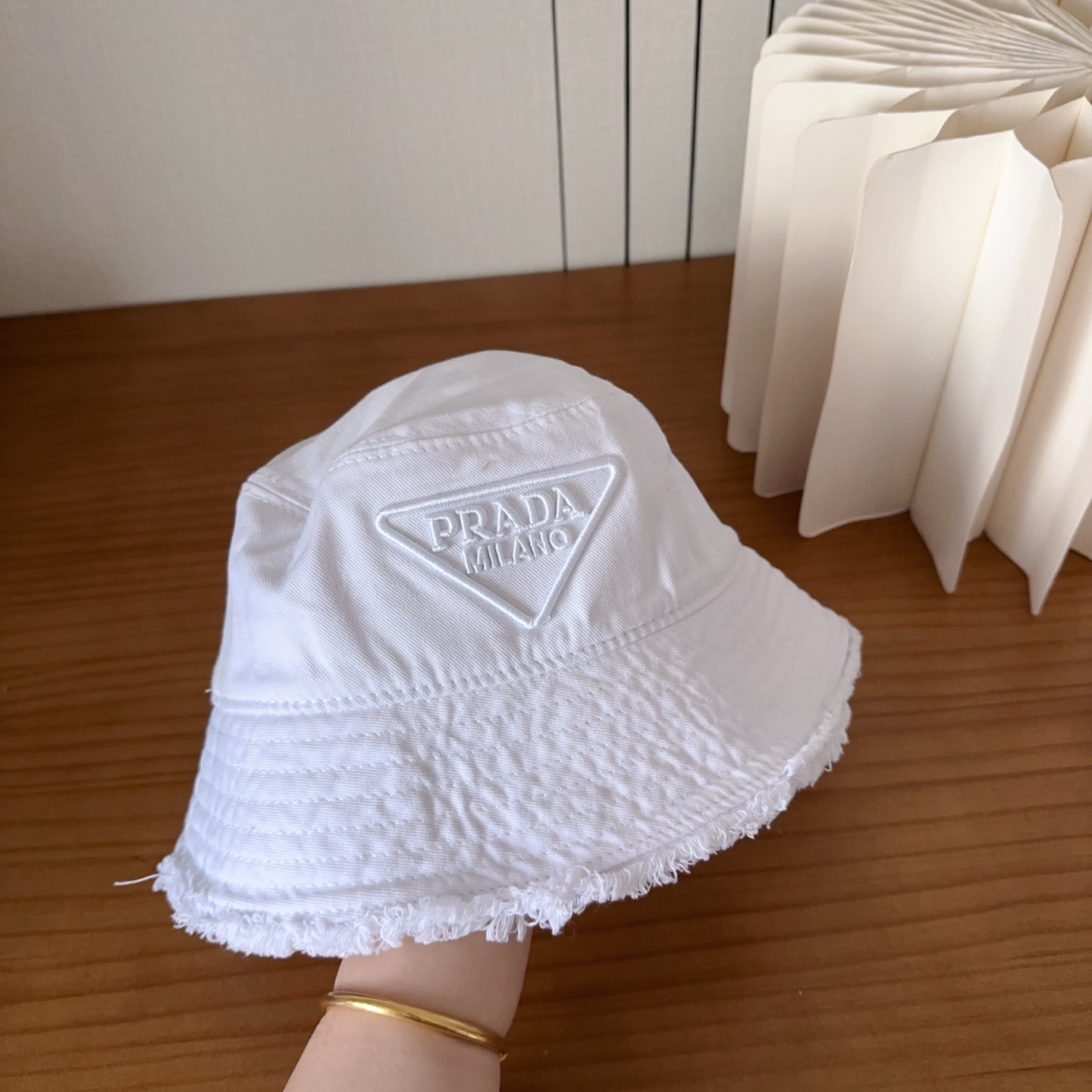 普拉达字母渔夫帽设计感超强，让人耳目一新头型非常好，可以修饰各种头型，实力百搭款