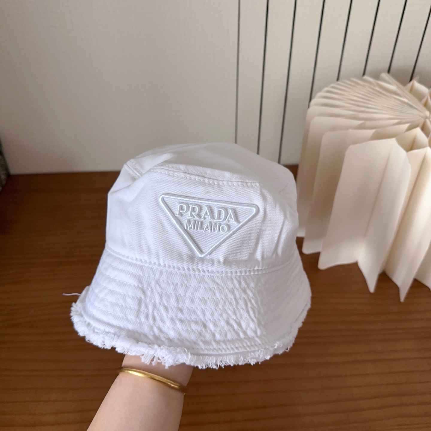 普拉达字母渔夫帽设计感超强，让人耳目一新头型非常好，可以修饰各种头型，实力百搭款