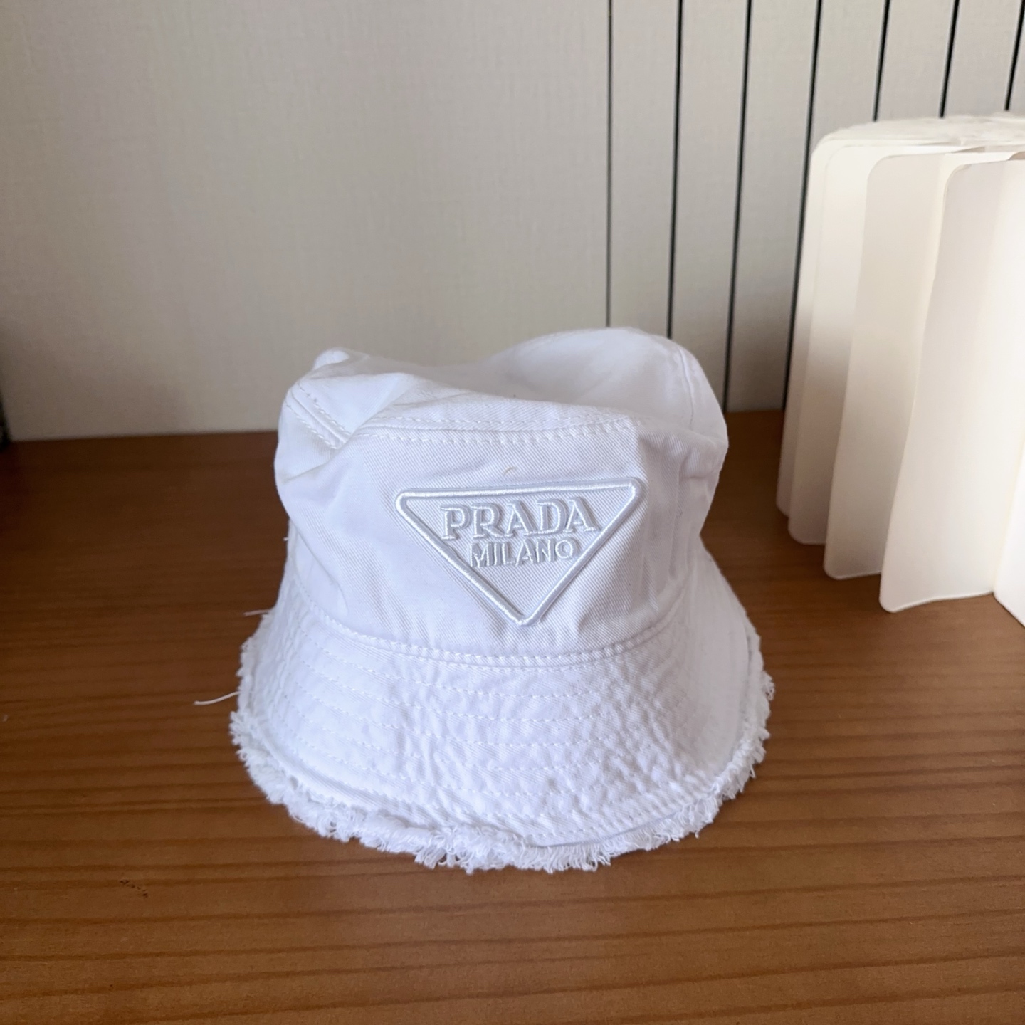 普拉达字母渔夫帽设计感超强，让人耳目一新头型非常好，可以修饰各种头型，实力百搭款