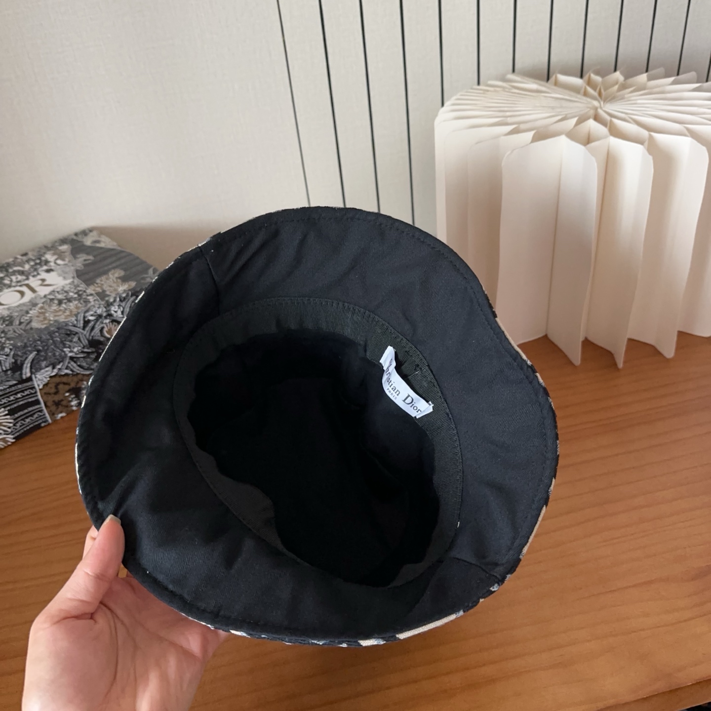 迪奥渔夫帽🧢休闲百搭款🆒👏饱满立体高颅顶❗️🔉帽型正点 弧度流畅线条自然💙神奇改善脸型，戴上立马脸小😎