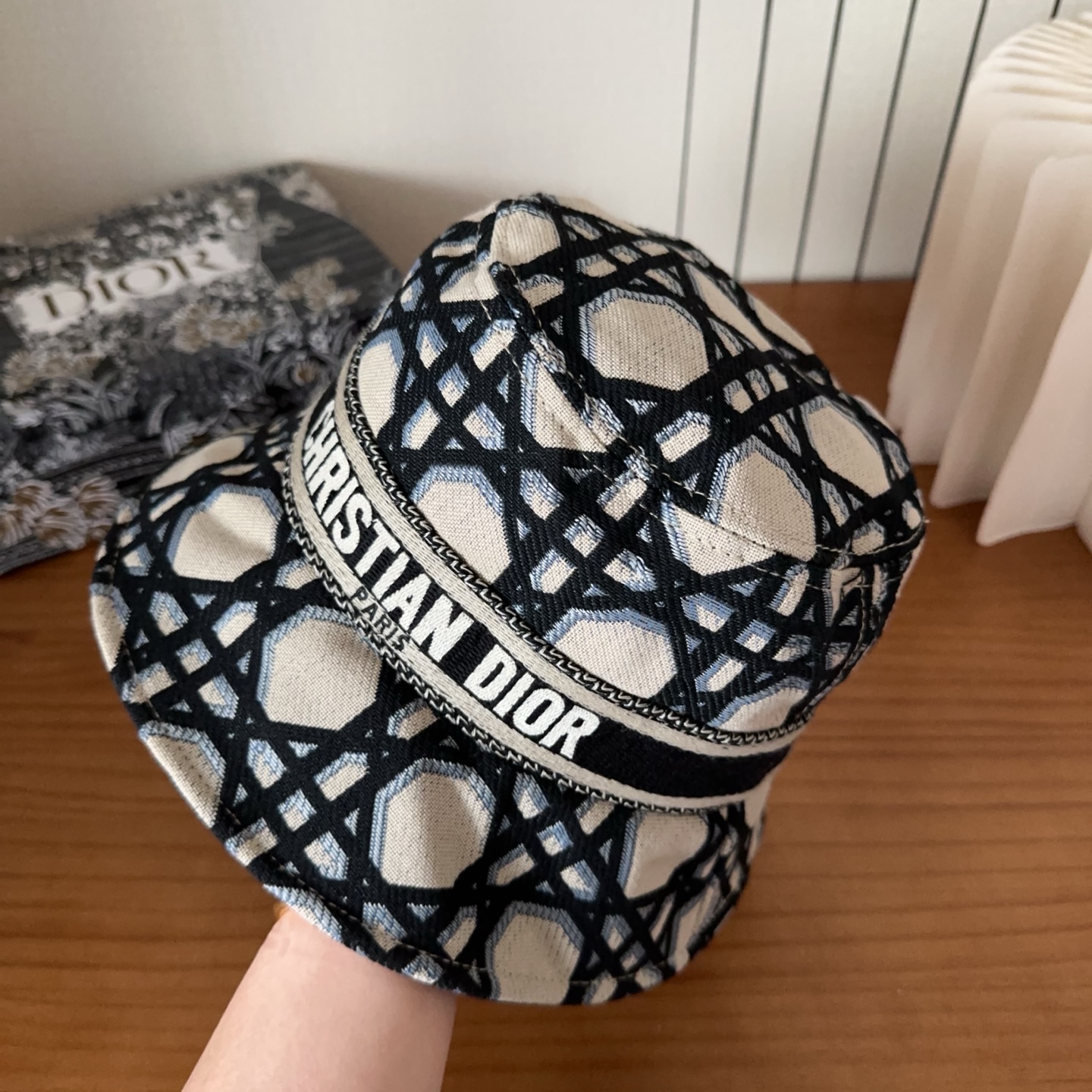 迪奥渔夫帽🧢休闲百搭款🆒👏饱满立体高颅顶❗️🔉帽型正点 弧度流畅线条自然💙神奇改善脸型，戴上立马脸小😎