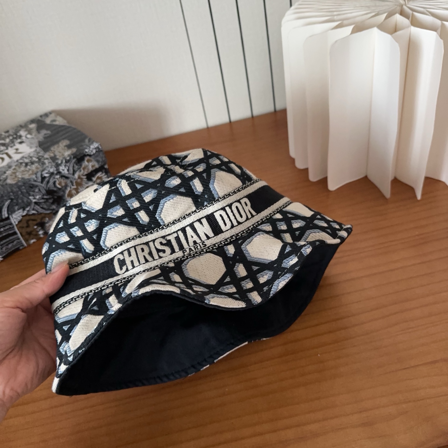 迪奥渔夫帽🧢休闲百搭款🆒👏饱满立体高颅顶❗️🔉帽型正点 弧度流畅线条自然💙神奇改善脸型，戴上立马脸小😎