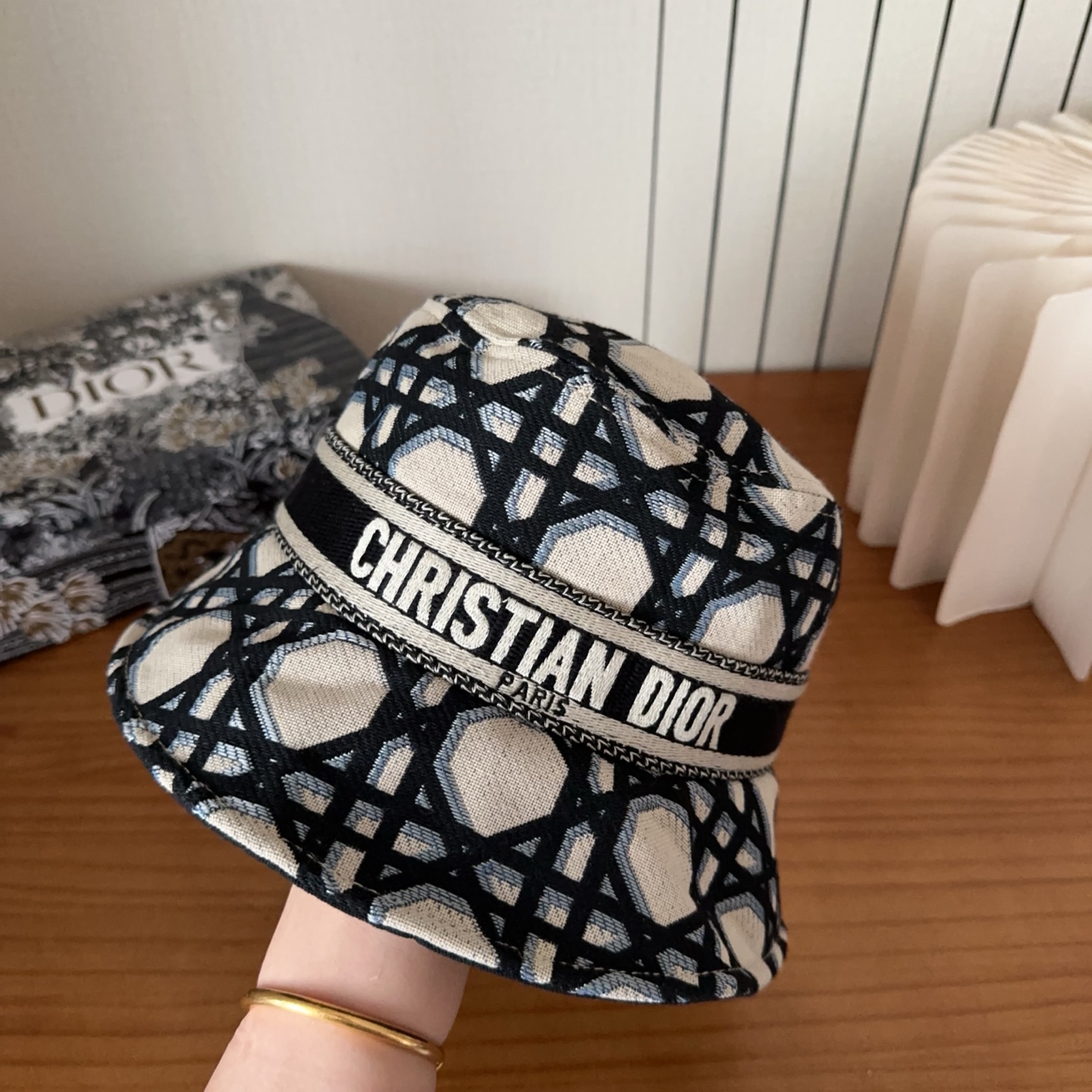 迪奥渔夫帽🧢休闲百搭款🆒👏饱满立体高颅顶❗️🔉帽型正点 弧度流畅线条自然💙神奇改善脸型，戴上立马脸小😎