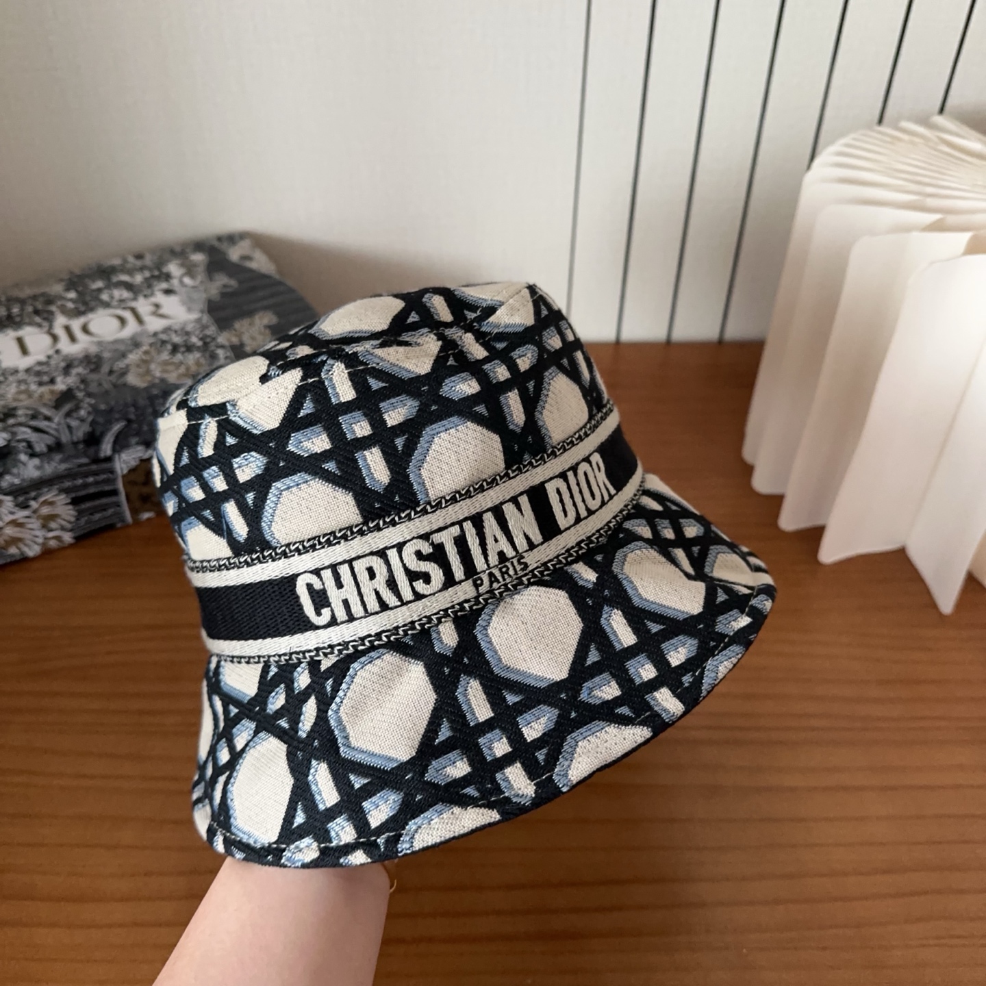 迪奥渔夫帽🧢休闲百搭款🆒👏饱满立体高颅顶❗️🔉帽型正点 弧度流畅线条自然💙神奇改善脸型，戴上立马脸小😎