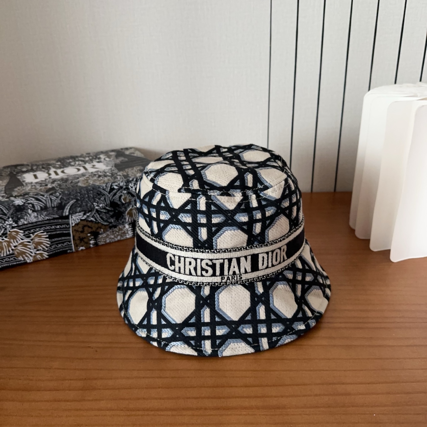 迪奥渔夫帽🧢休闲百搭款🆒👏饱满立体高颅顶❗️🔉帽型正点 弧度流畅线条自然💙神奇改善脸型，戴上立马脸小😎