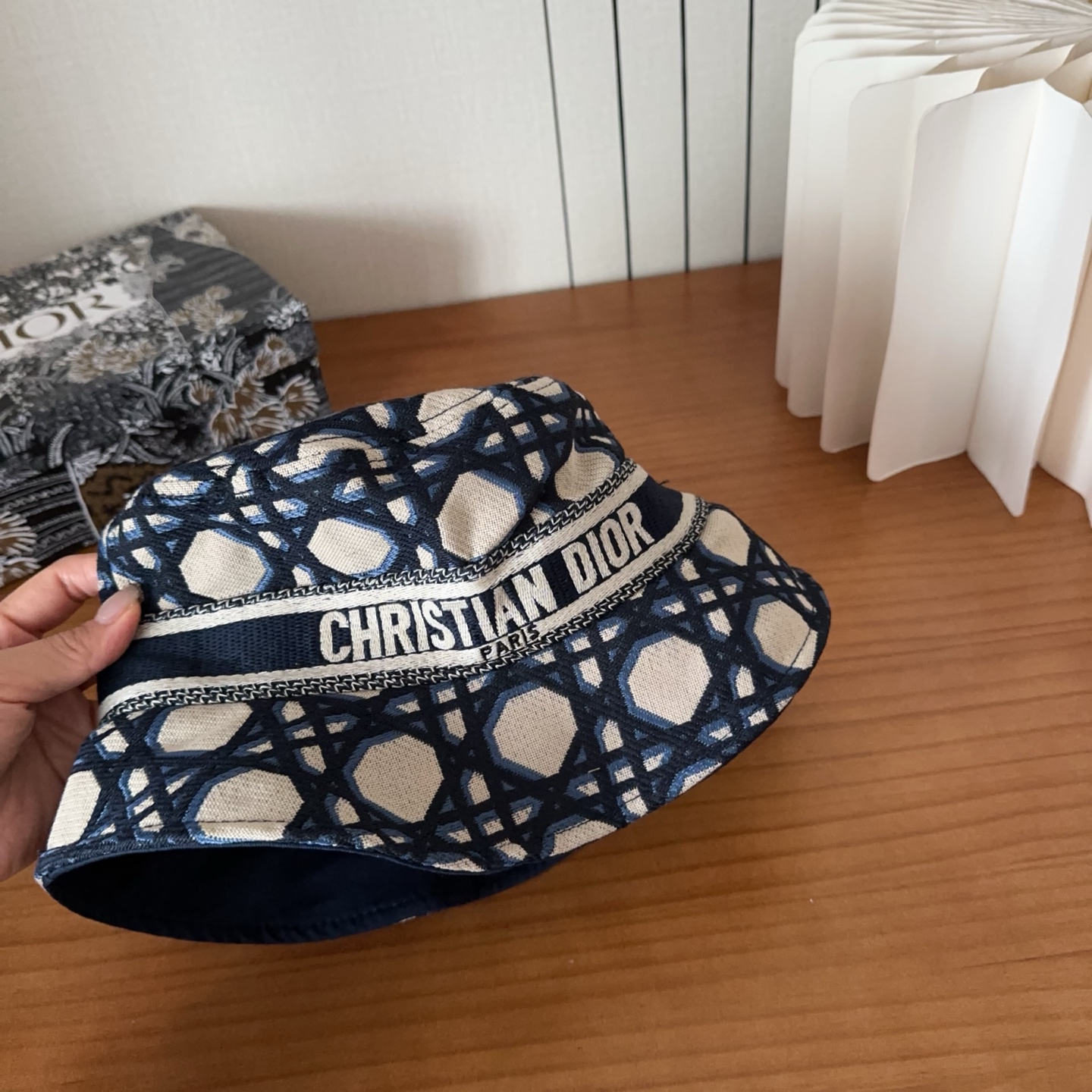 迪奥渔夫帽🧢休闲百搭款🆒👏饱满立体高颅顶❗️🔉帽型正点 弧度流畅线条自然💙神奇改善脸型，戴上立马脸小😎