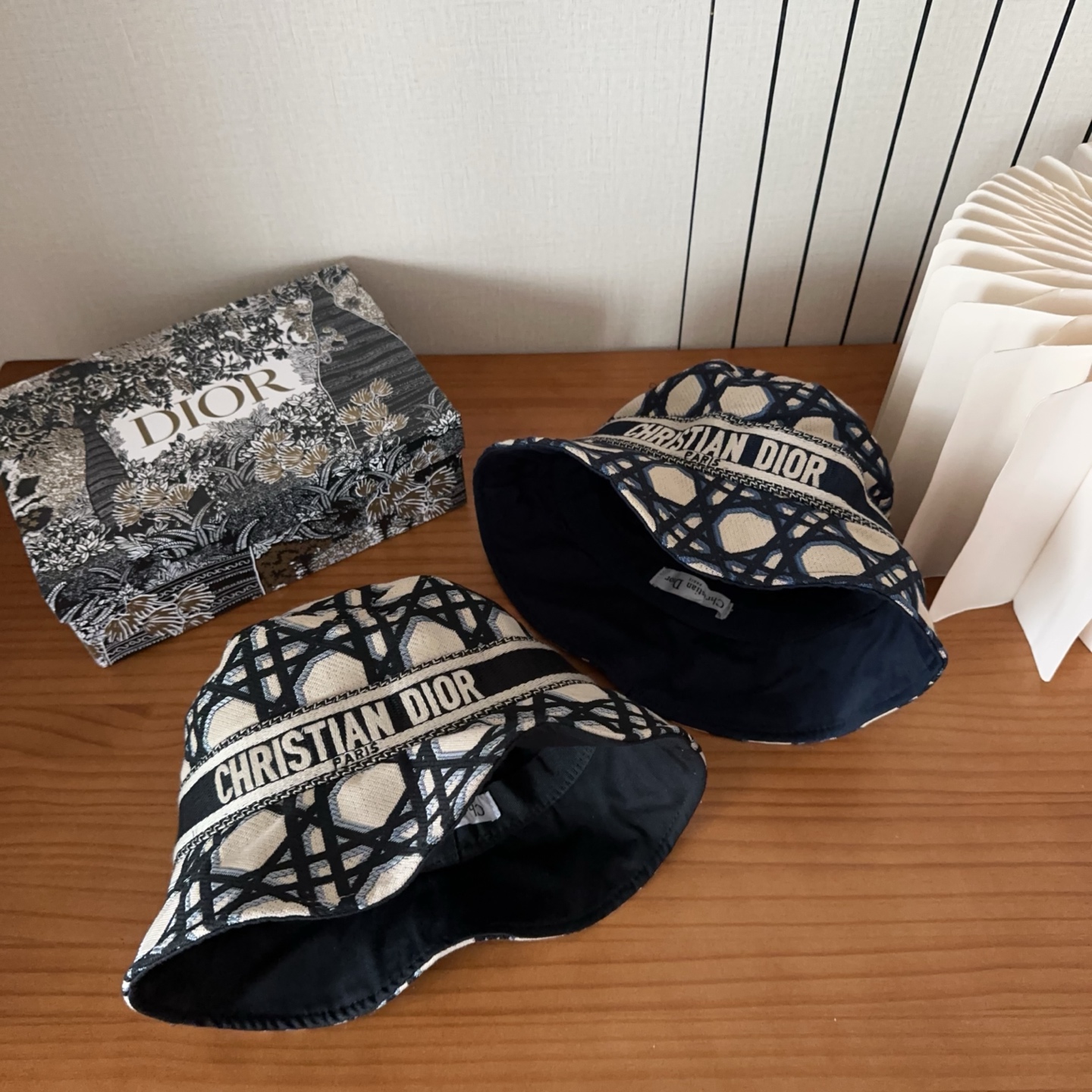 迪奥渔夫帽🧢休闲百搭款🆒👏饱满立体高颅顶❗️🔉帽型正点 弧度流畅线条自然💙神奇改善脸型，戴上立马脸小😎