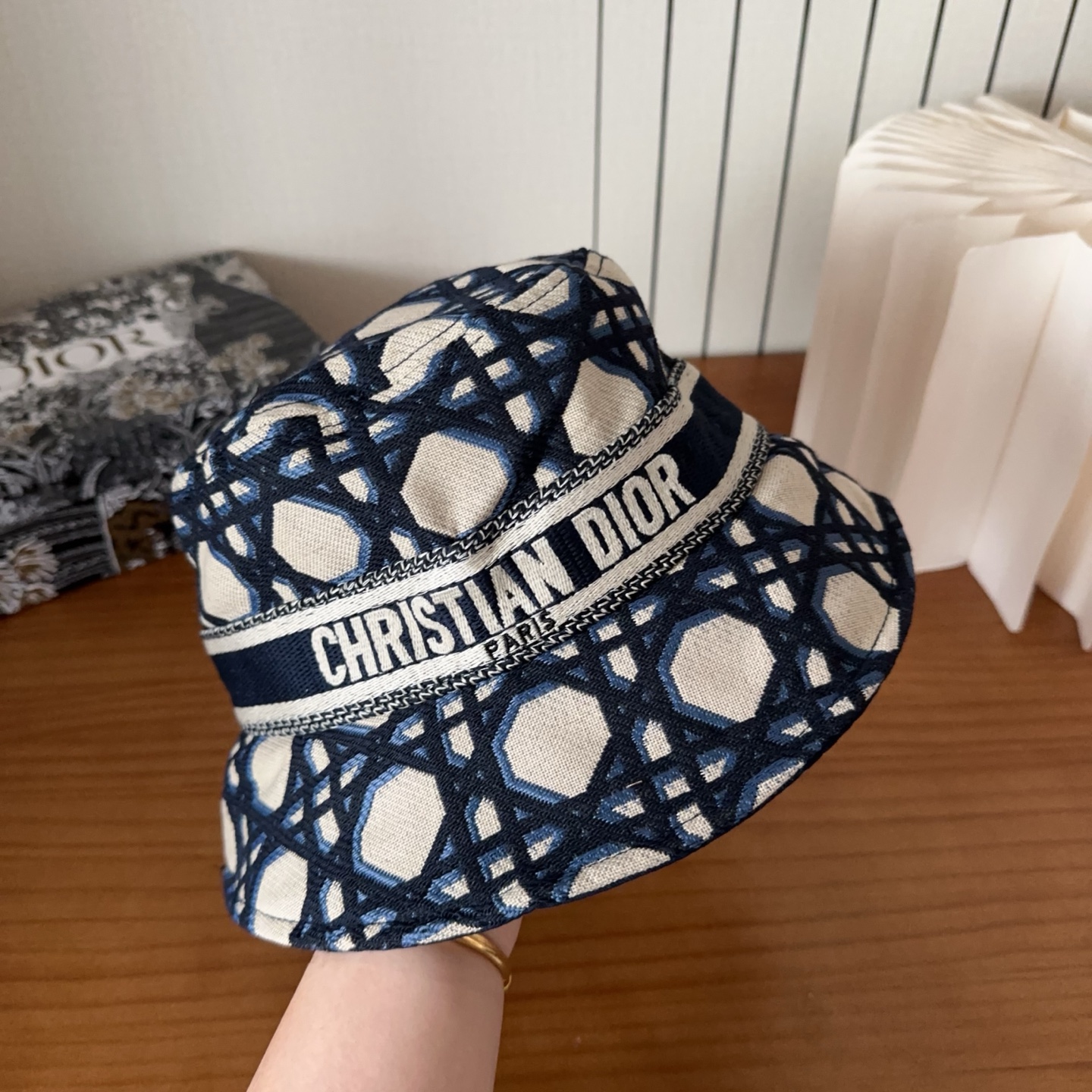 迪奥渔夫帽🧢休闲百搭款🆒👏饱满立体高颅顶❗️🔉帽型正点 弧度流畅线条自然💙神奇改善脸型，戴上立马脸小😎