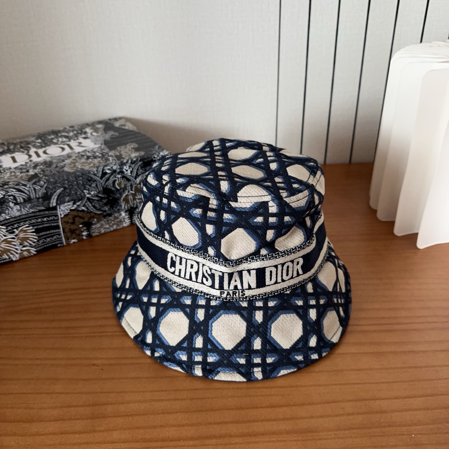 迪奥渔夫帽🧢休闲百搭款🆒👏饱满立体高颅顶❗️🔉帽型正点 弧度流畅线条自然💙神奇改善脸型，戴上立马脸小😎