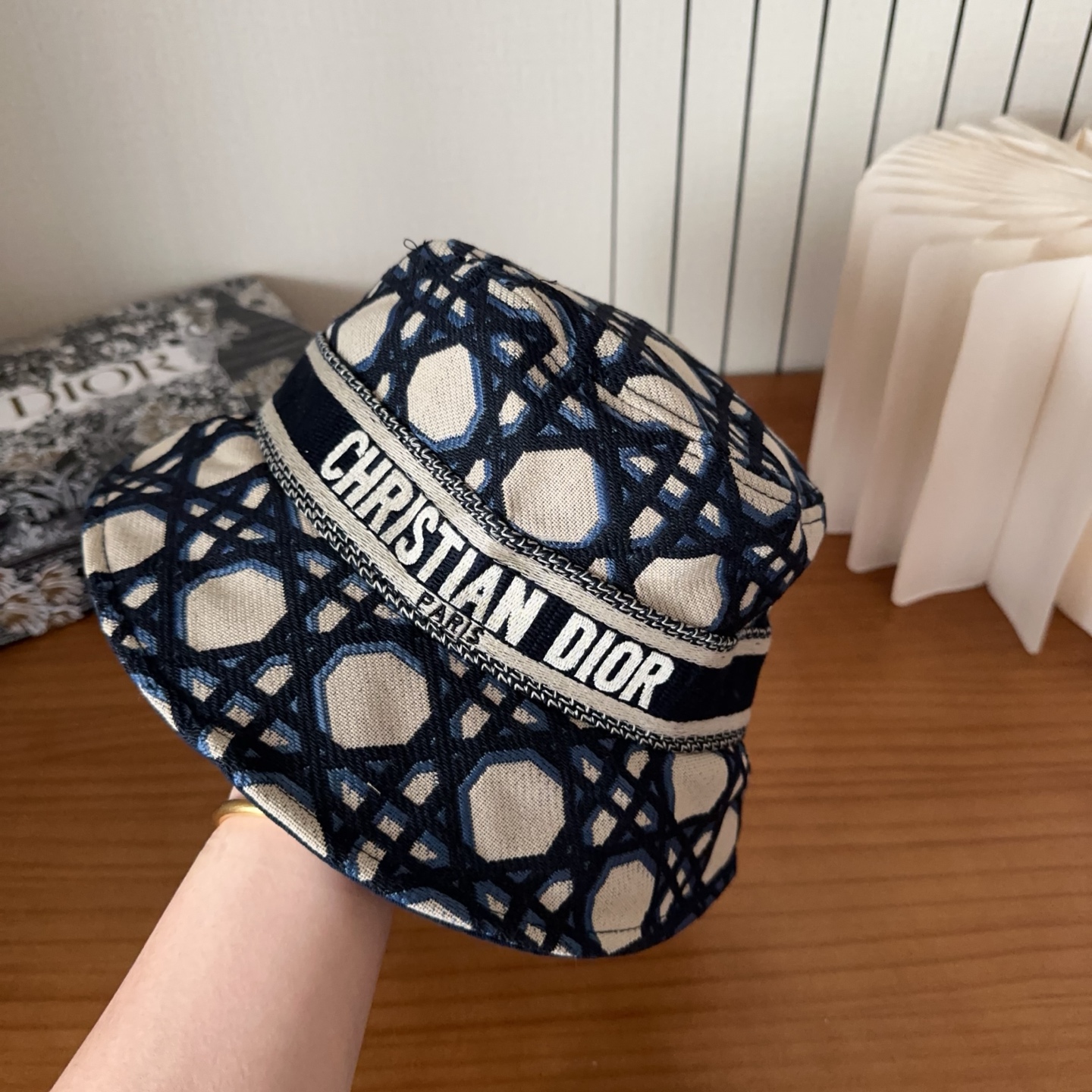 迪奥渔夫帽🧢休闲百搭款🆒👏饱满立体高颅顶❗️🔉帽型正点 弧度流畅线条自然💙神奇改善脸型，戴上立马脸小😎