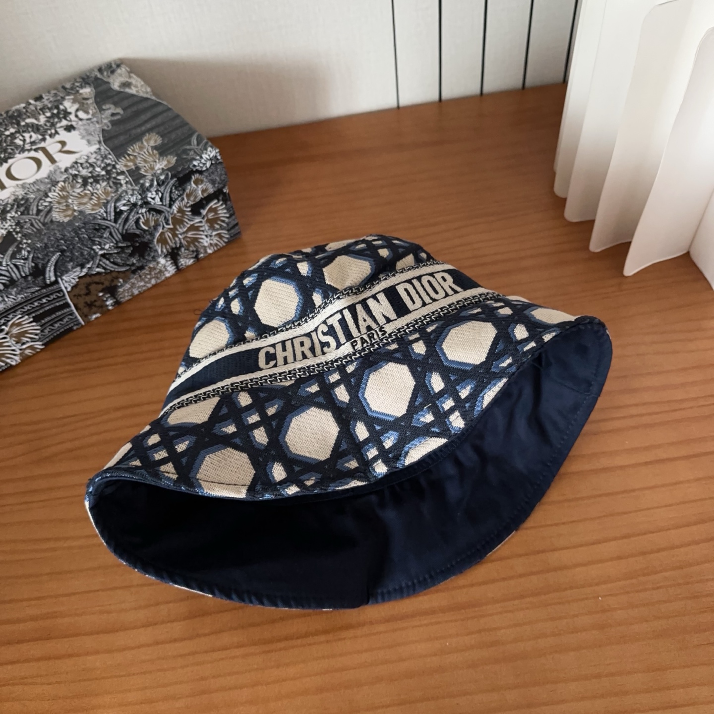 迪奥渔夫帽🧢休闲百搭款🆒👏饱满立体高颅顶❗️🔉帽型正点 弧度流畅线条自然💙神奇改善脸型，戴上立马脸小😎