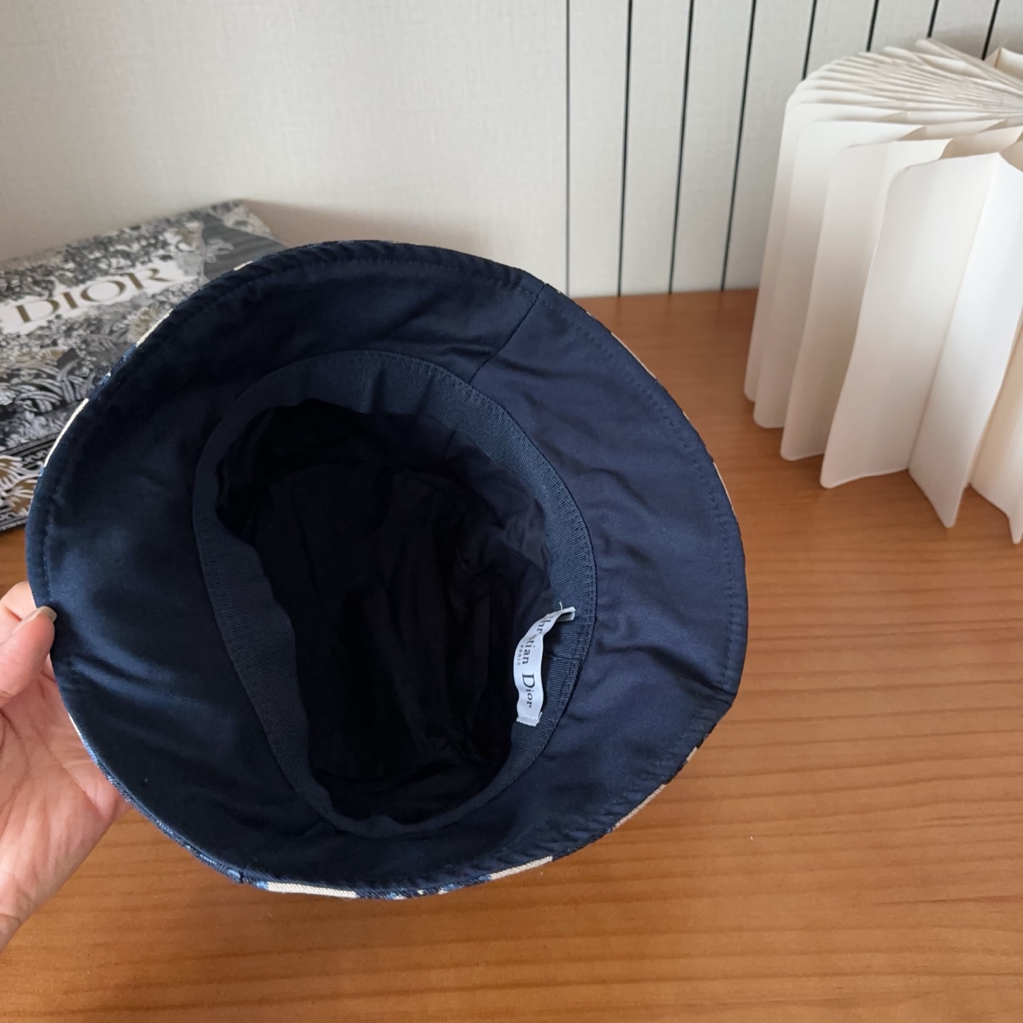 迪奥渔夫帽🧢休闲百搭款🆒👏饱满立体高颅顶❗️🔉帽型正点 弧度流畅线条自然💙神奇改善脸型，戴上立马脸小😎