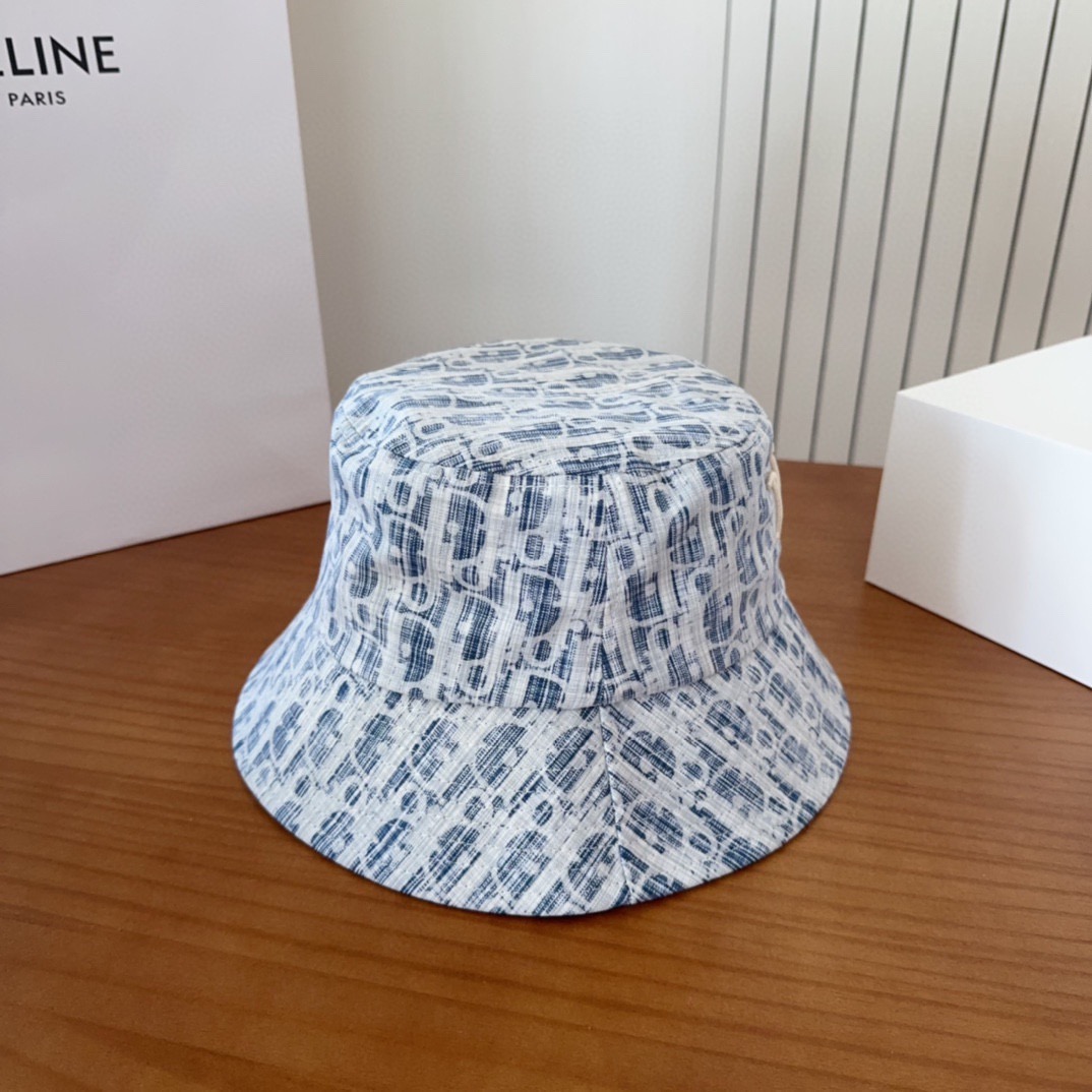 迪奥渔夫帽🧢休闲百搭款🆒👏饱满立体高颅顶❗️🔉帽型正点 弧度流畅线条自然💙神奇改善脸型，戴上立马脸小😎