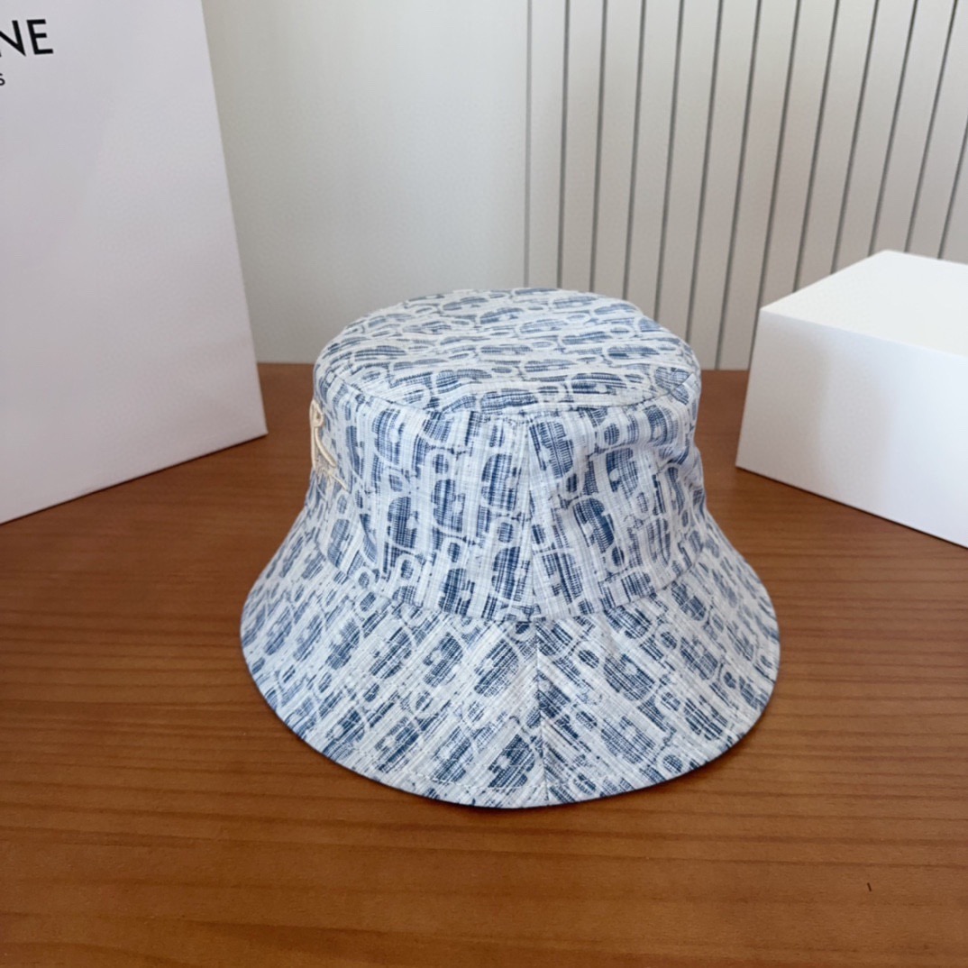 迪奥渔夫帽🧢休闲百搭款🆒👏饱满立体高颅顶❗️🔉帽型正点 弧度流畅线条自然💙神奇改善脸型，戴上立马脸小😎